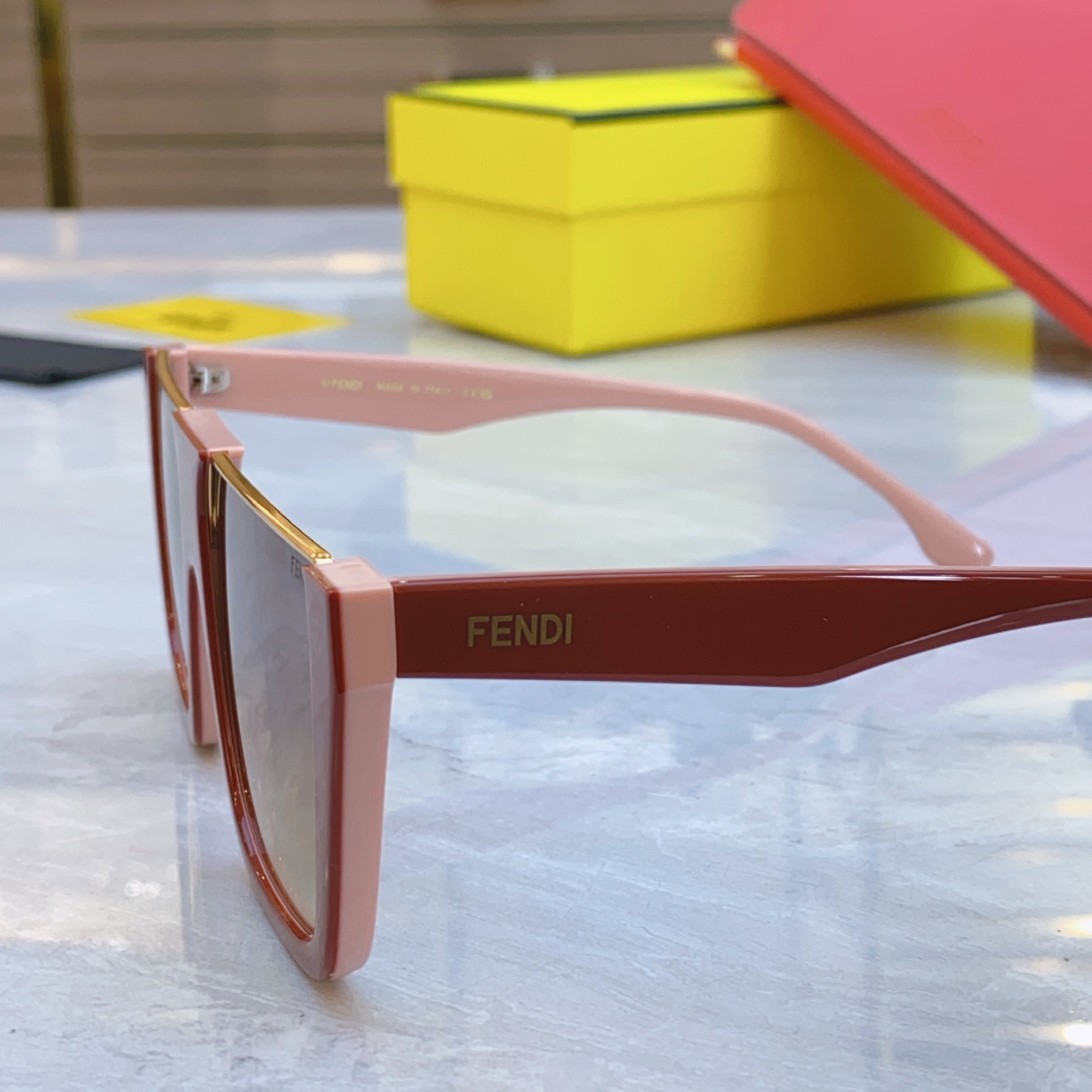，【FEN*】芬*迪新款太阳镜🕶️，
MODEL：F0L088VPFPEL，SIZE：56口17-145