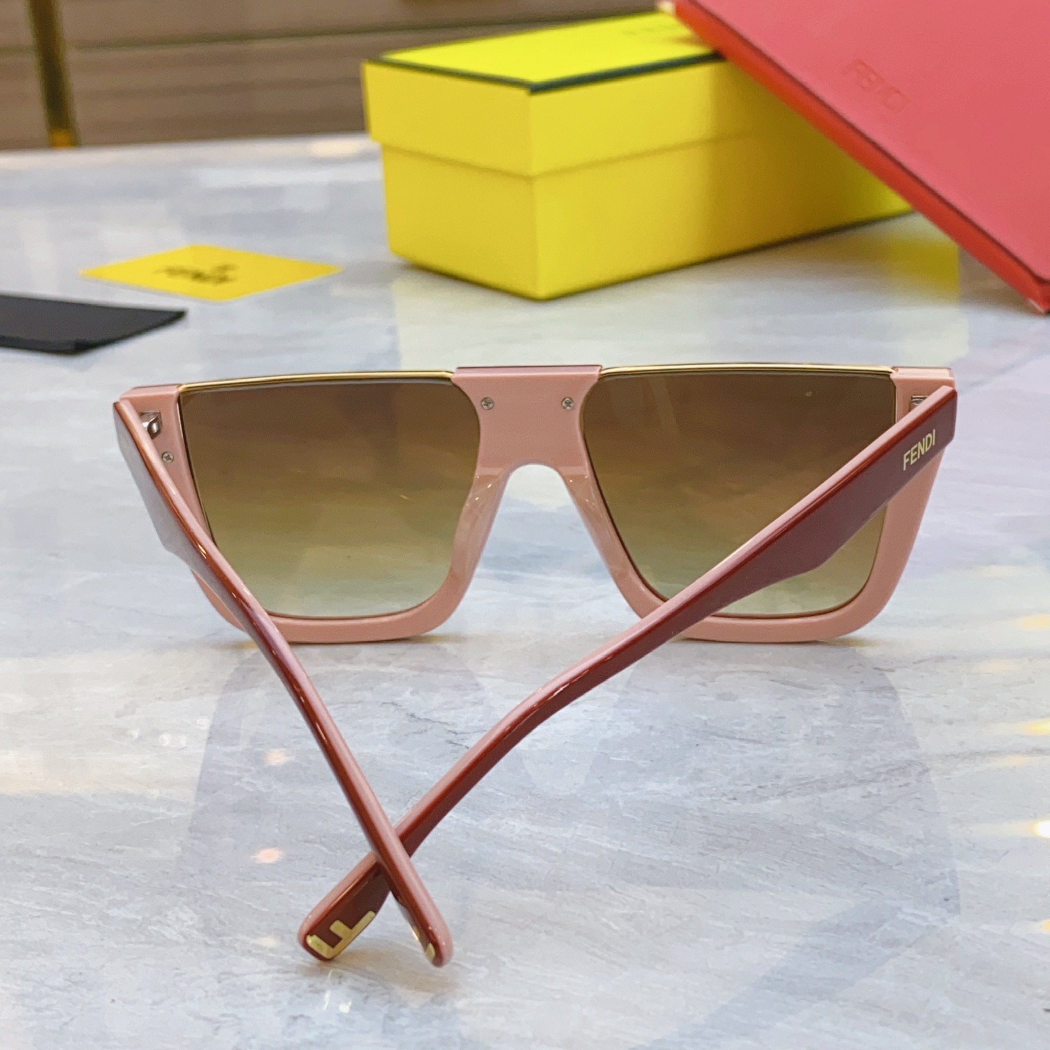 ，【FEN*】芬*迪新款太阳镜🕶️，
MODEL：F0L088VPFPEL，SIZE：56口17-145