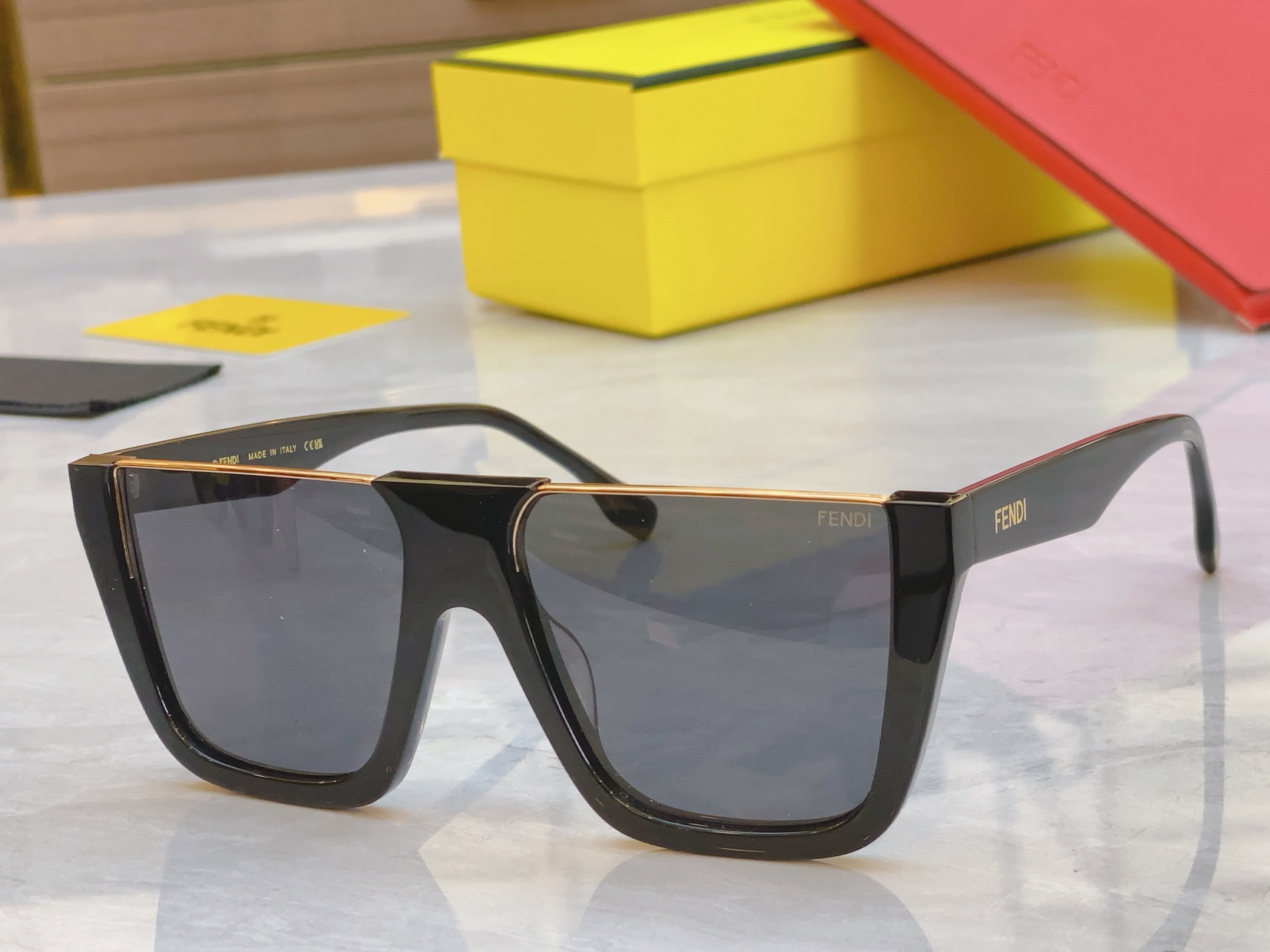 ，【FEN*】芬*迪新款太阳镜🕶️，
MODEL：F0L088VPFPEL，SIZE：56口17-145