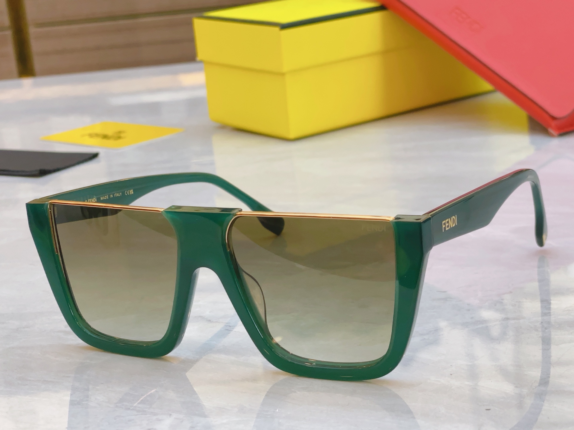 ，【FEN*】芬*迪新款太阳镜🕶️，
MODEL：F0L088VPFPEL，SIZE：56口17-145