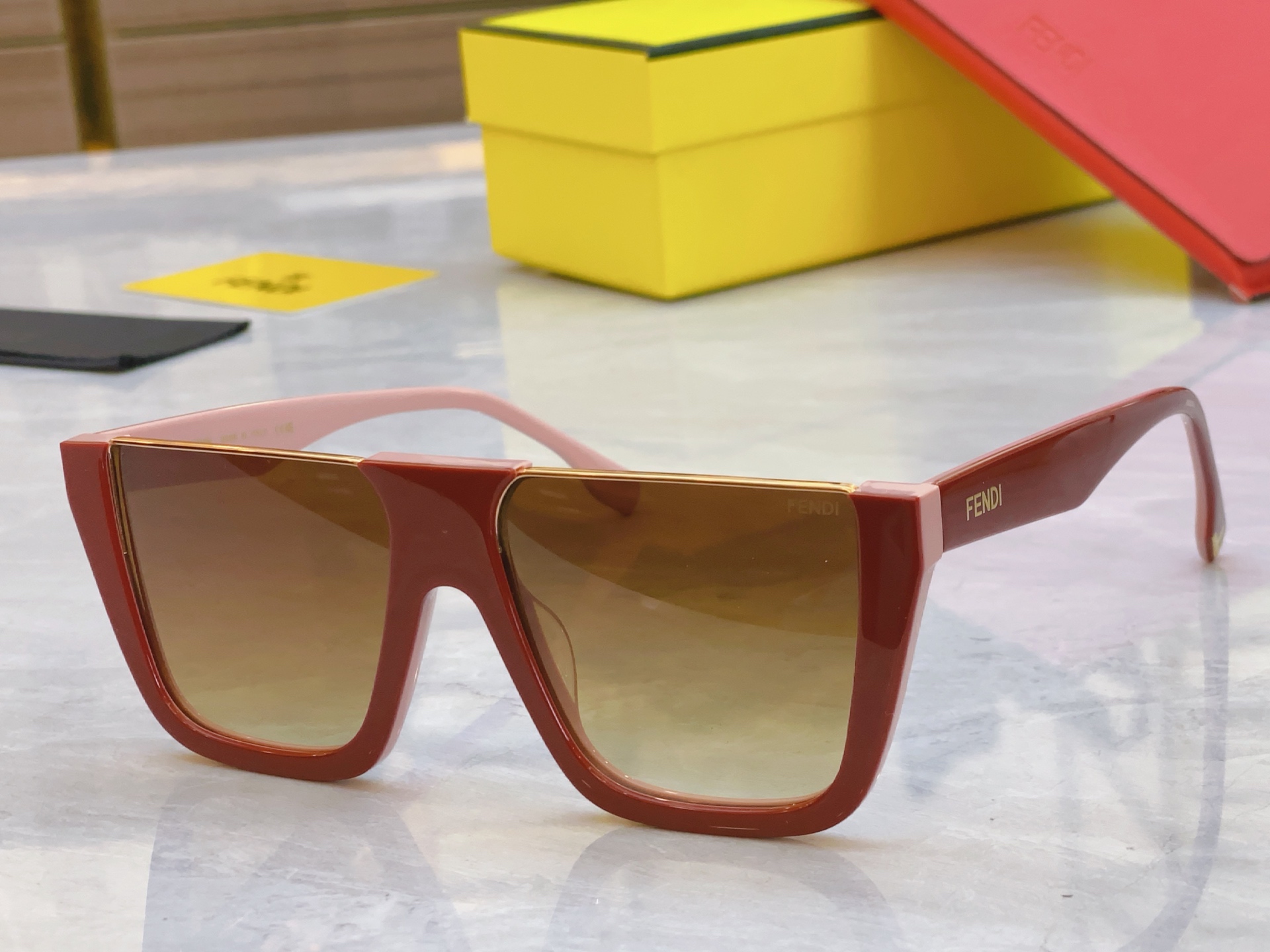 ，【FEN*】芬*迪新款太阳镜🕶️，
MODEL：F0L088VPFPEL，SIZE：56口17-145