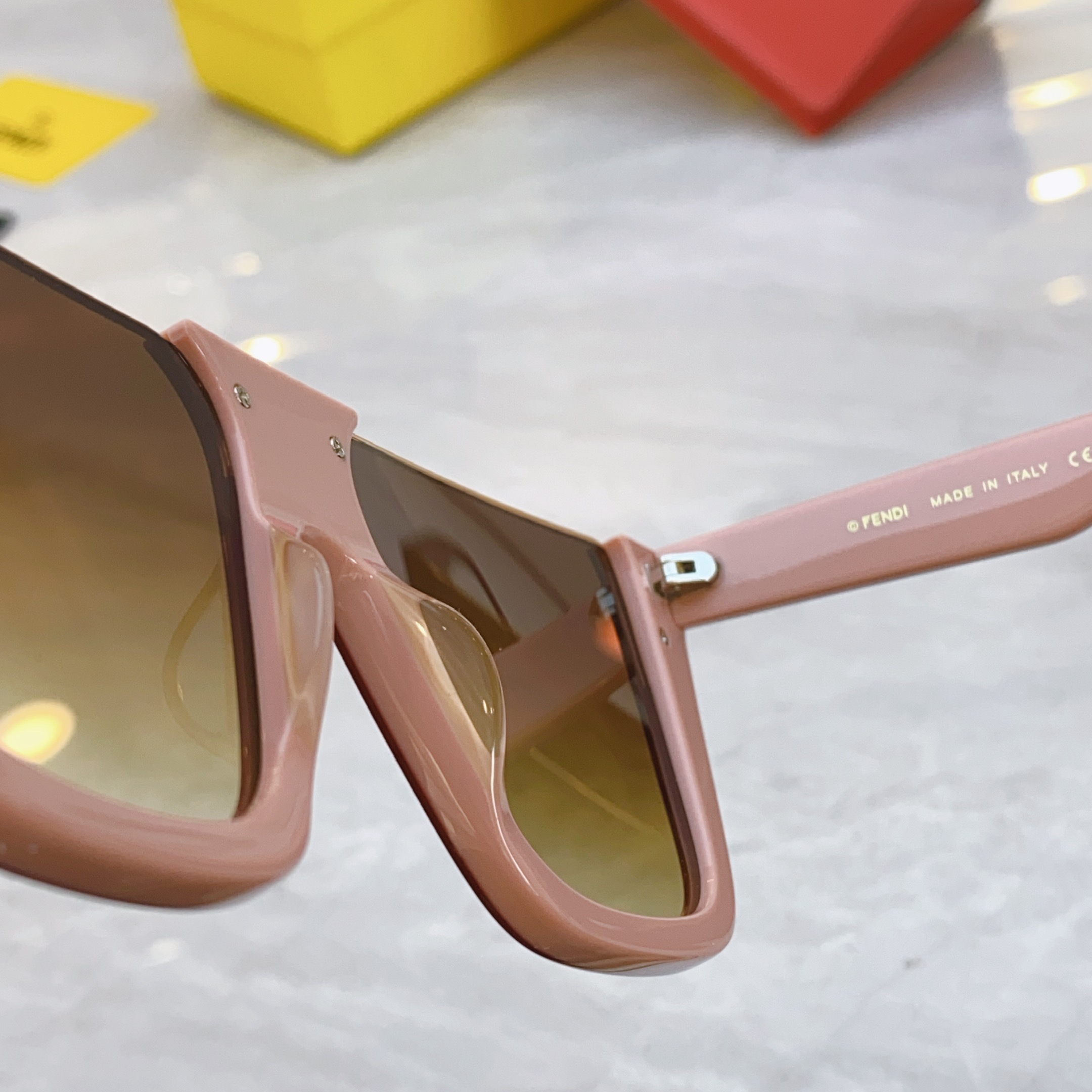 ，【FEN*】芬*迪新款太阳镜🕶️，
MODEL：F0L088VPFPEL，SIZE：56口17-145