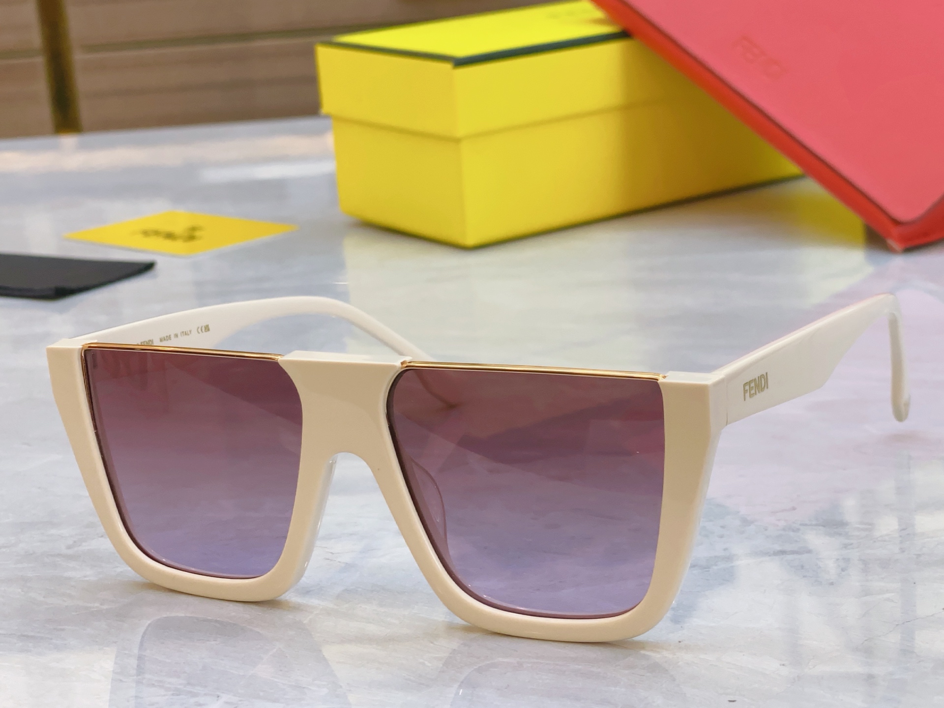 ，【FEN*】芬*迪新款太阳镜🕶️，
MODEL：F0L088VPFPEL，SIZE：56口17-145