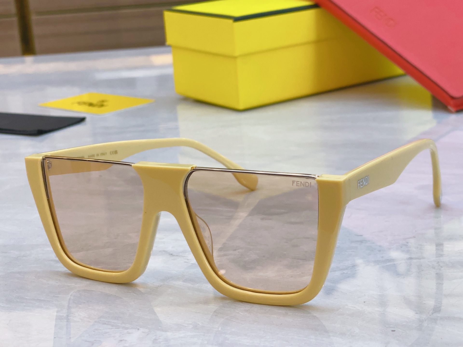 ，【FEN*】芬*迪新款太阳镜🕶️，
MODEL：F0L088VPFPEL，SIZE：56口17-145