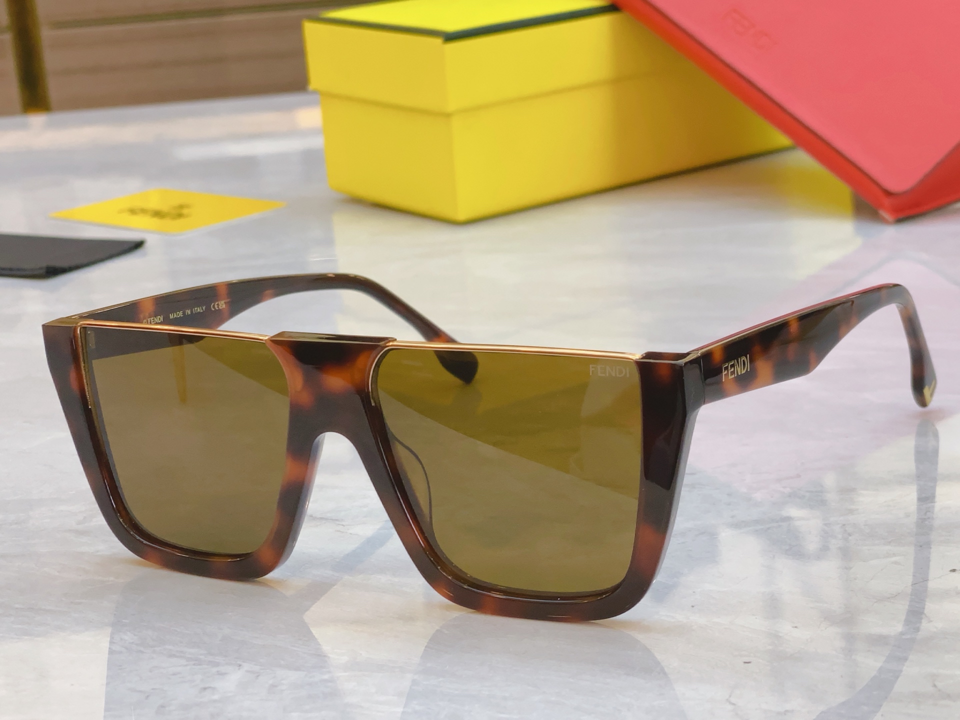 ，【FEN*】芬*迪新款太阳镜🕶️，
MODEL：F0L088VPFPEL，SIZE：56口17-145