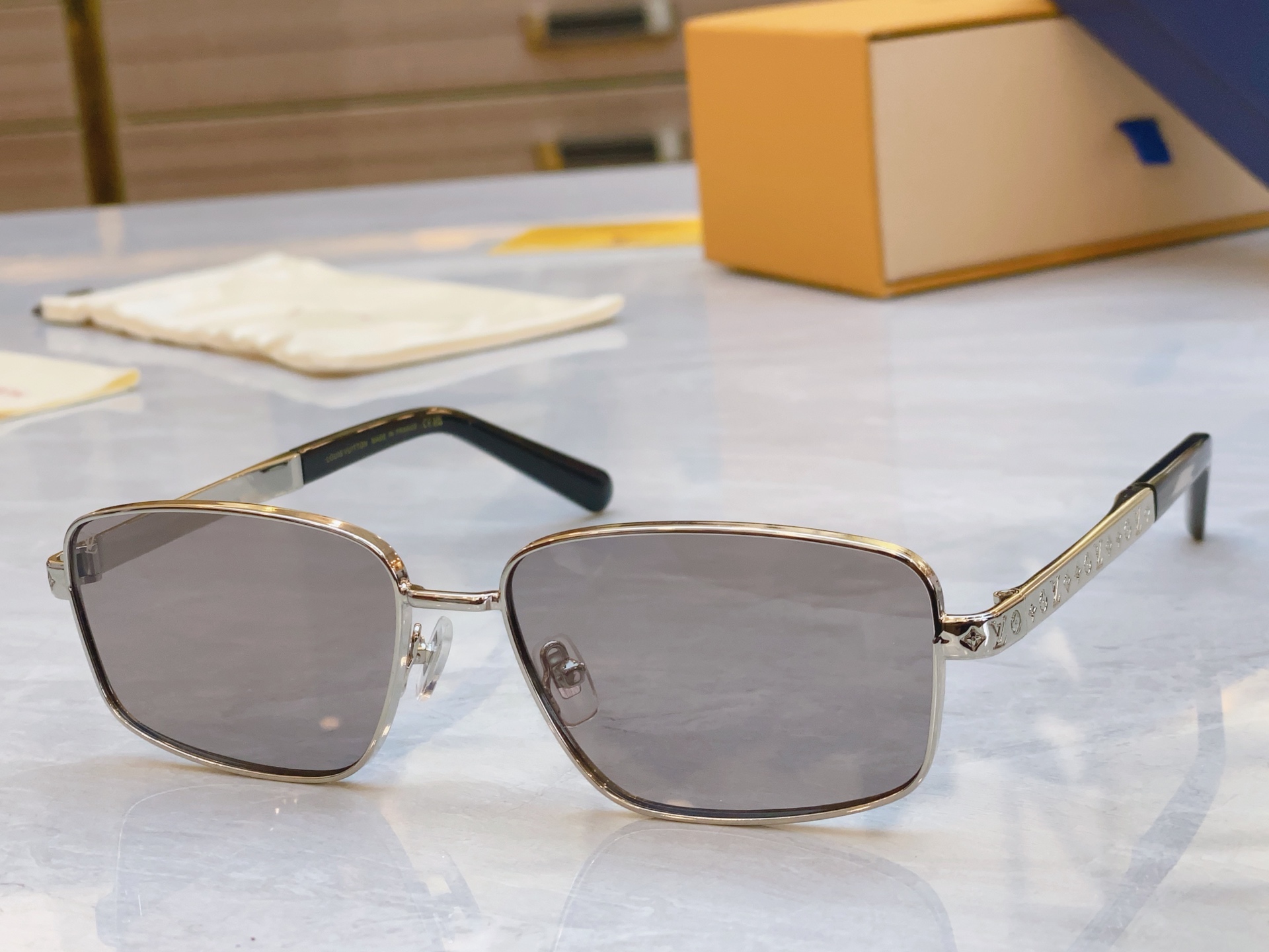 ，【LOUIS VUITTO*】路易*威登新款太阳镜，MODEL：Z2042U，SIZE：58口16-1