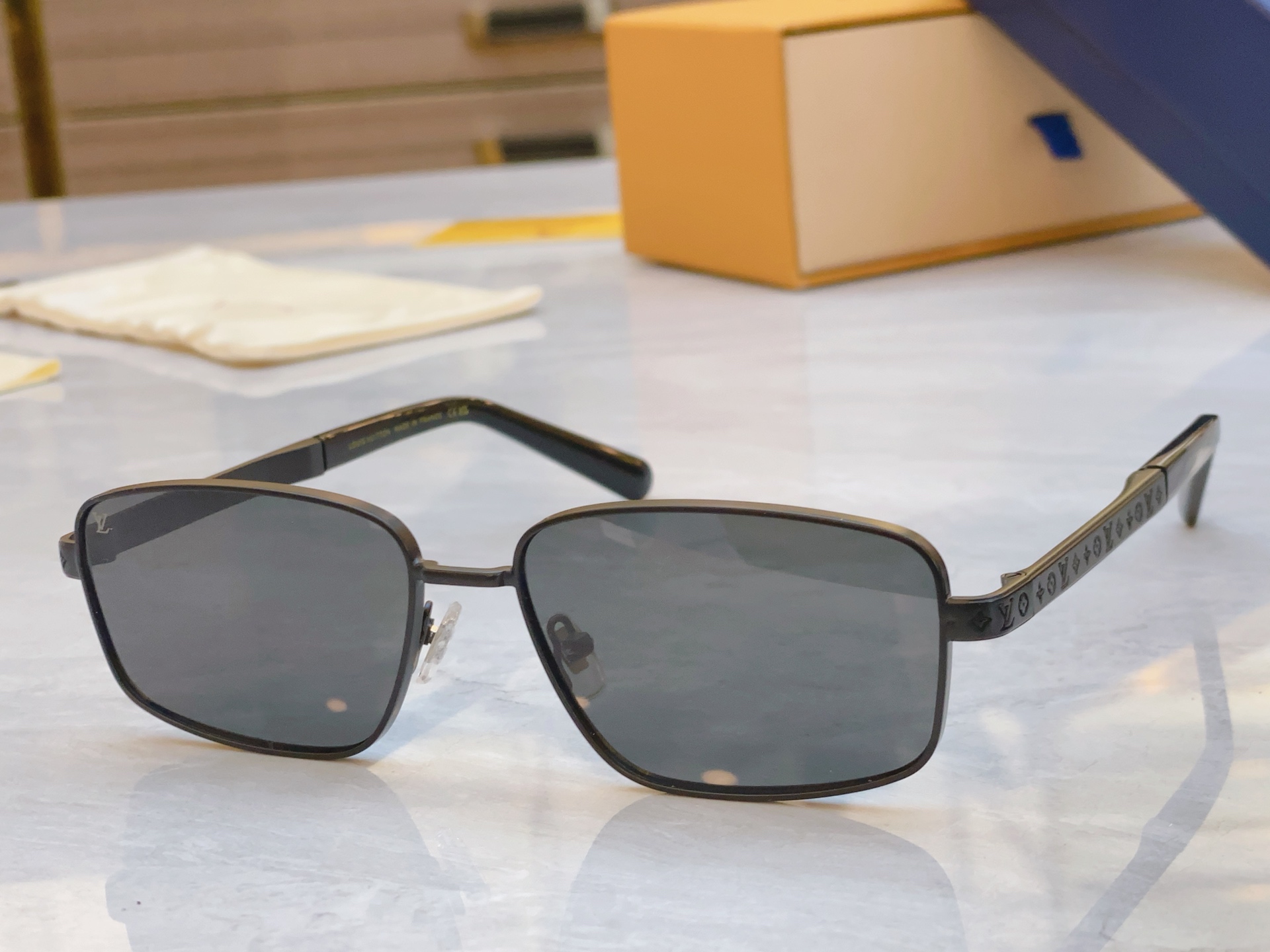 ，【LOUIS VUITTO*】路易*威登新款太阳镜，MODEL：Z2042U，SIZE：58口16-1