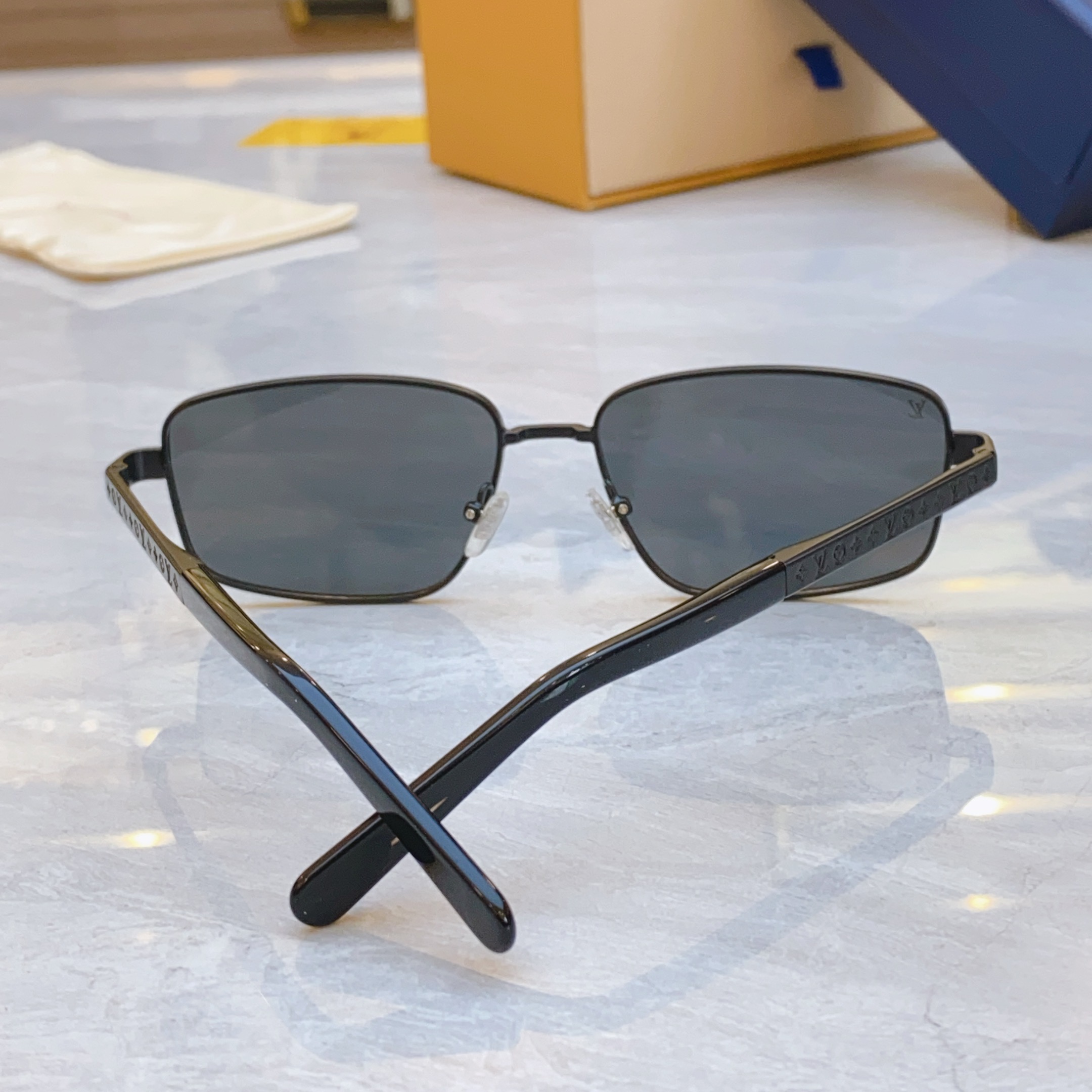 ，【LOUIS VUITTO*】路易*威登新款太阳镜，MODEL：Z2042U，SIZE：58口16-1
