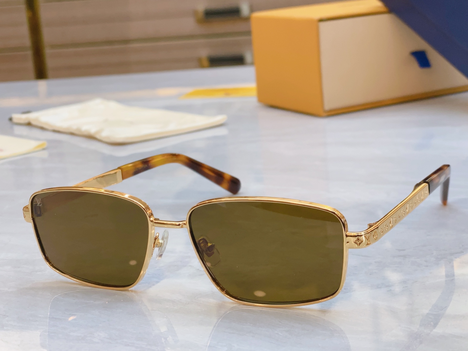，【LOUIS VUITTO*】路易*威登新款太阳镜，MODEL：Z2042U，SIZE：58口16-1