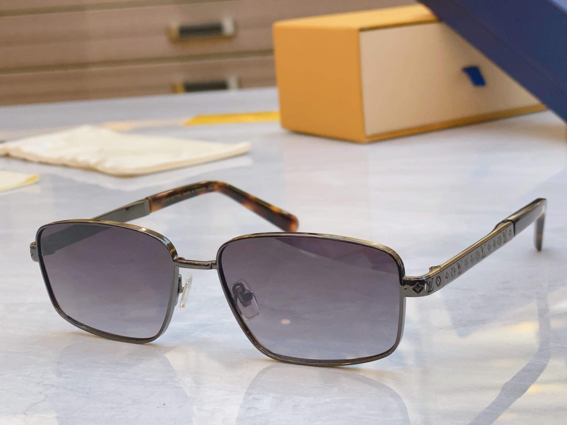 ，【LOUIS VUITTO*】路易*威登新款太阳镜，MODEL：Z2042U，SIZE：58口16-1