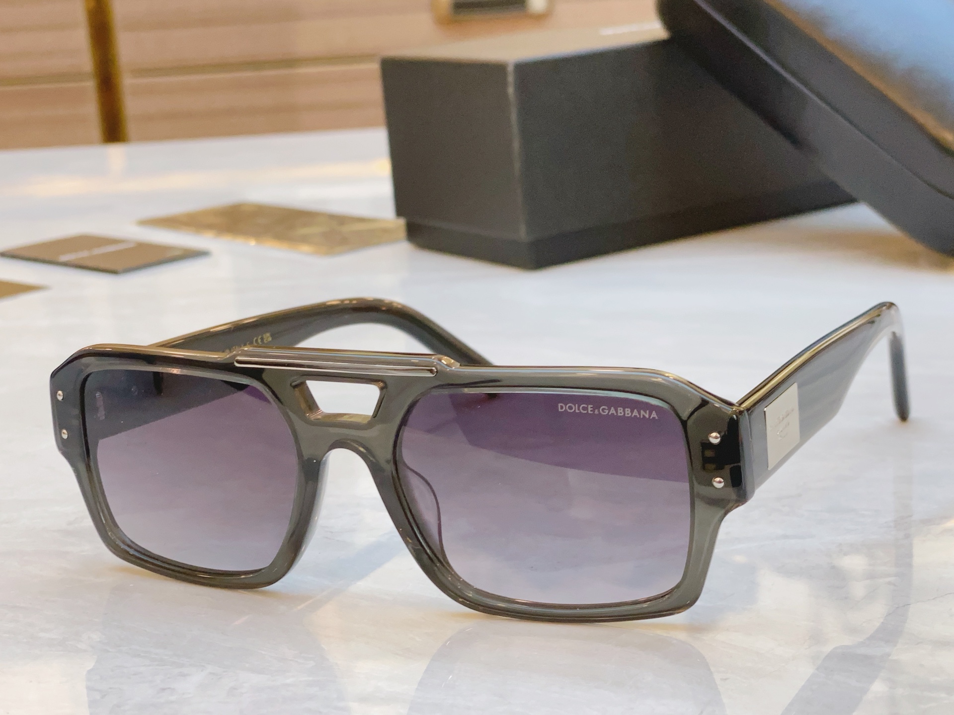 ，【DOLCE & GABBAN*】D*G新款太阳镜，MODEL：DG6683，SIZE：55口20-1