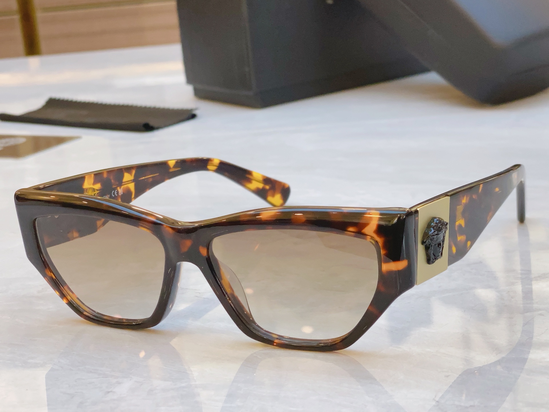 ，【VERSAC*】范思*哲新款太阳镜，MODEL：VE S89，SIZE：55口16-145