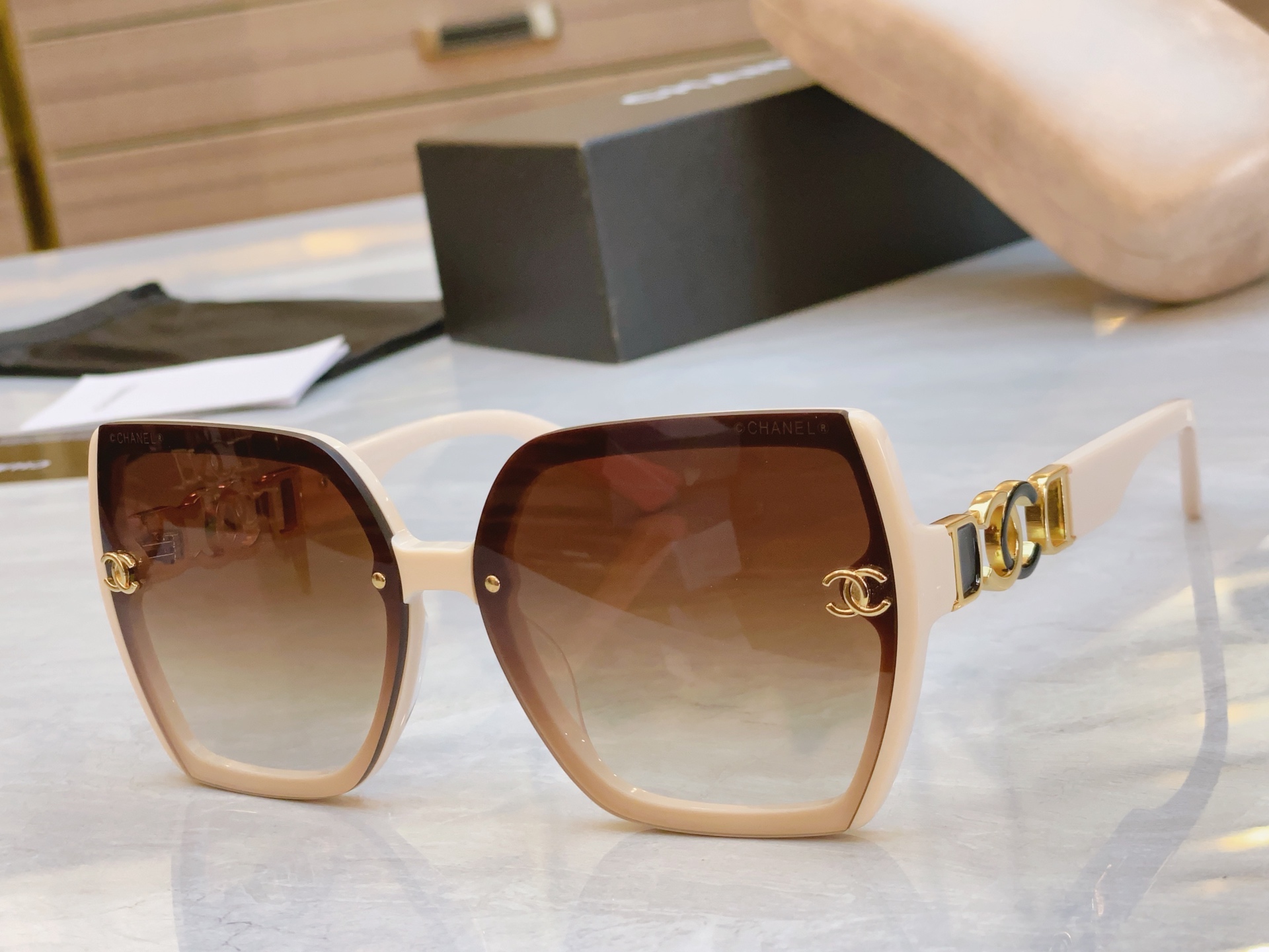 ，【CHANE*】香奈儿新款太阳镜🕶️🕶️，MODEL：CH0835，SIZE：56口13-145