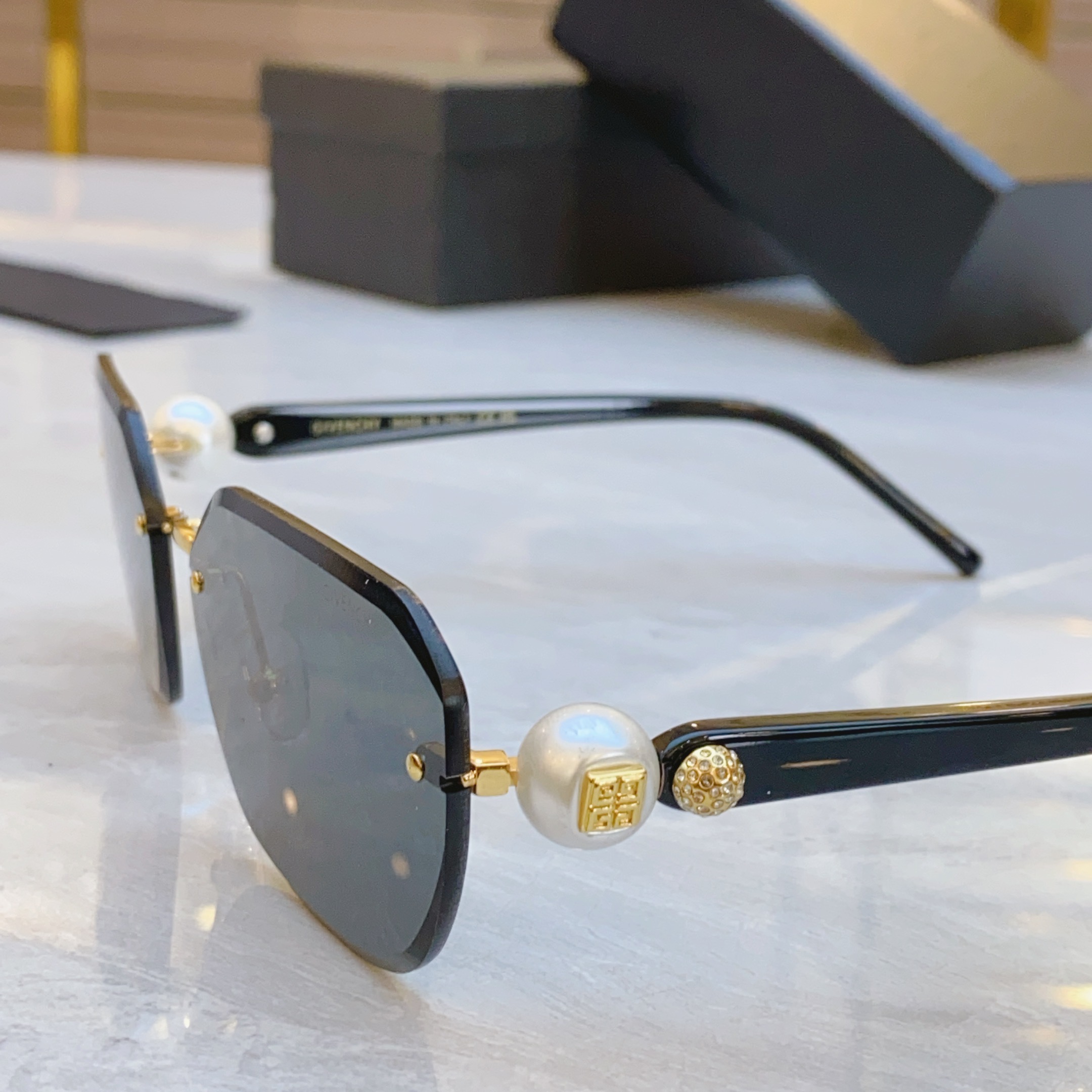 ，【GIVENCH*】纪梵*希新款太阳镜🕶️，MODEL：GV4010M，SIZE：61口17-140