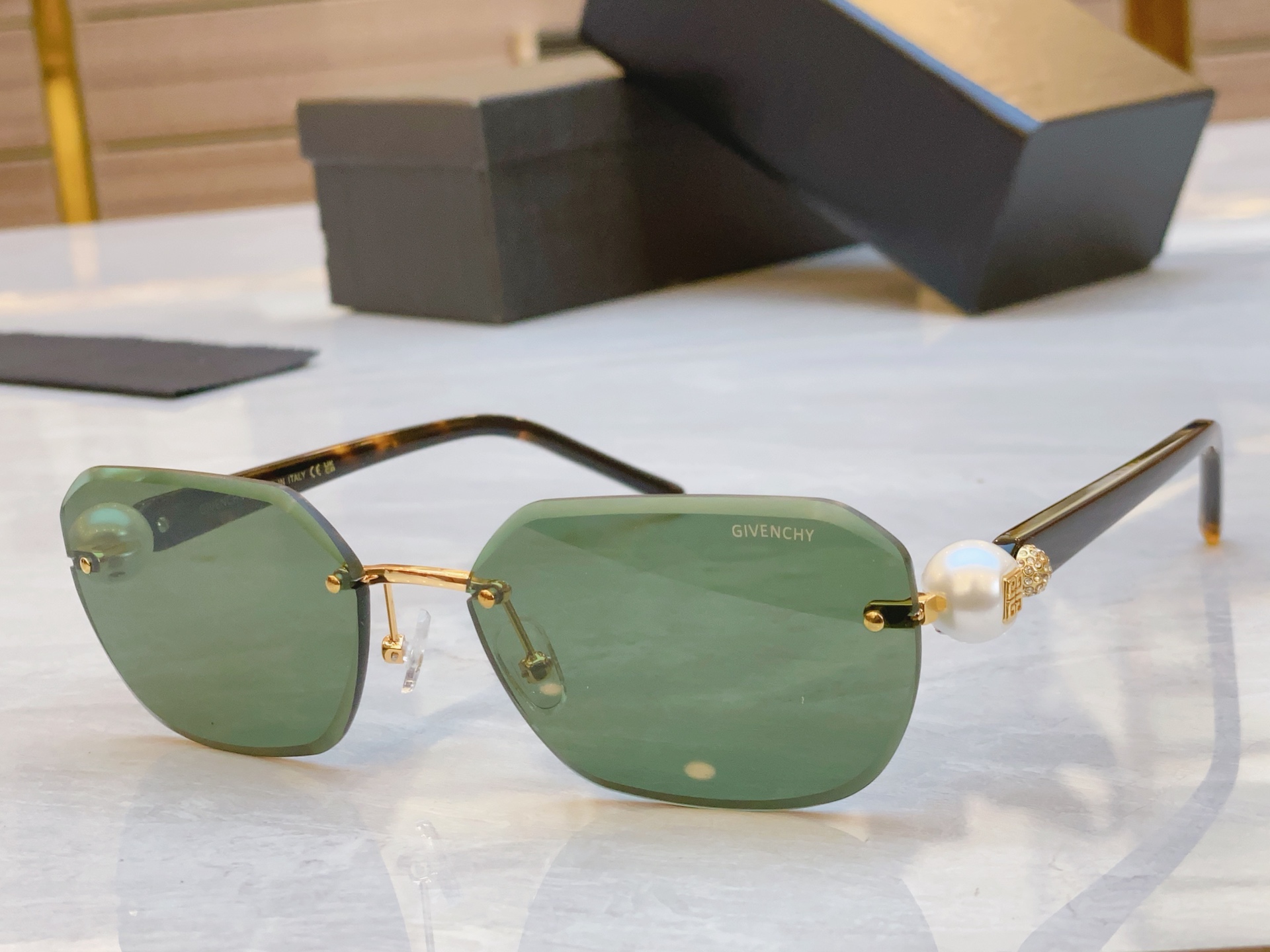 ，【GIVENCH*】纪梵*希新款太阳镜🕶️，MODEL：GV4010M，SIZE：61口17-140