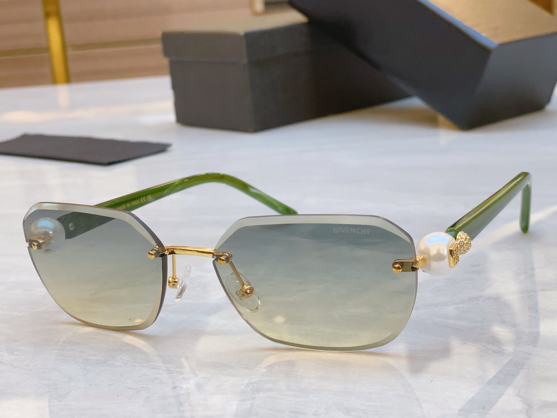 ，【GIVENCH*】纪梵*希新款太阳镜🕶️，MODEL：GV4010M，SIZE：61口17-140