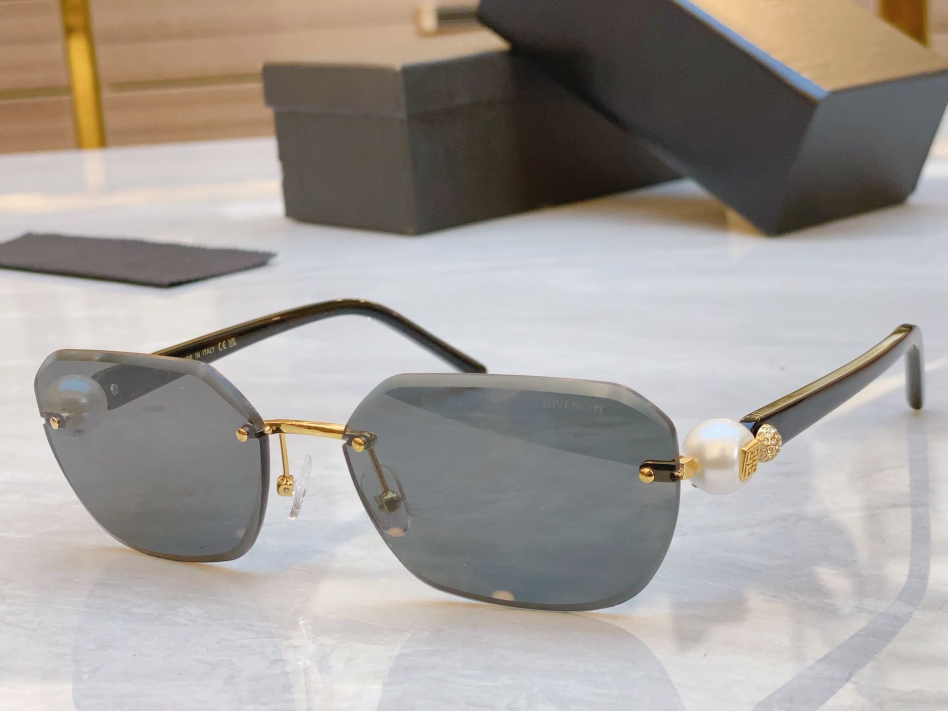 ，【GIVENCH*】纪梵*希新款太阳镜🕶️，MODEL：GV4010M，SIZE：61口17-140