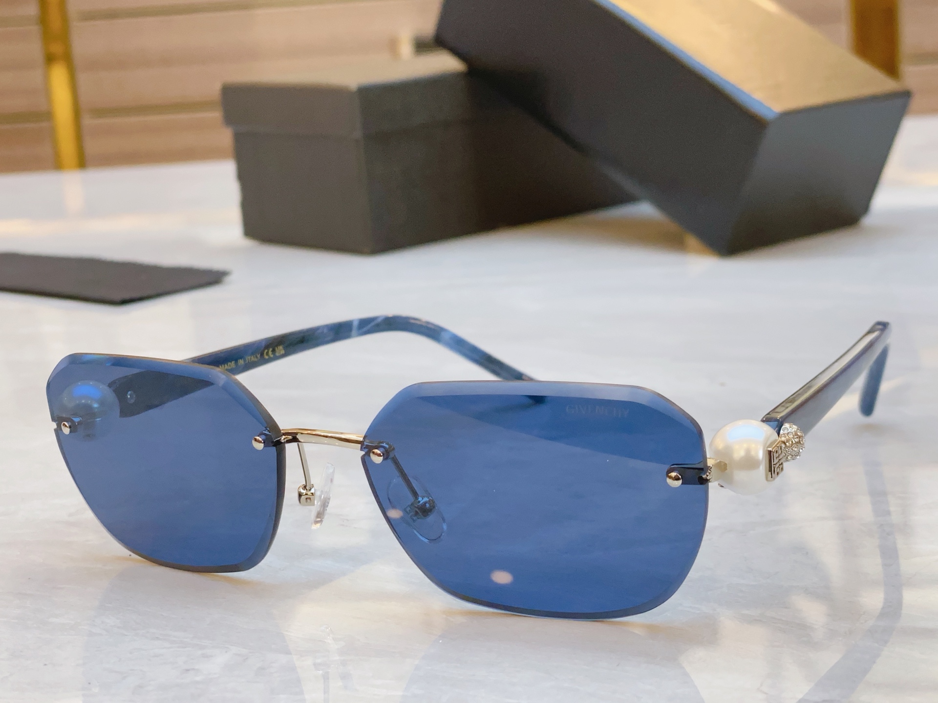 ，【GIVENCH*】纪梵*希新款太阳镜🕶️，MODEL：GV4010M，SIZE：61口17-140