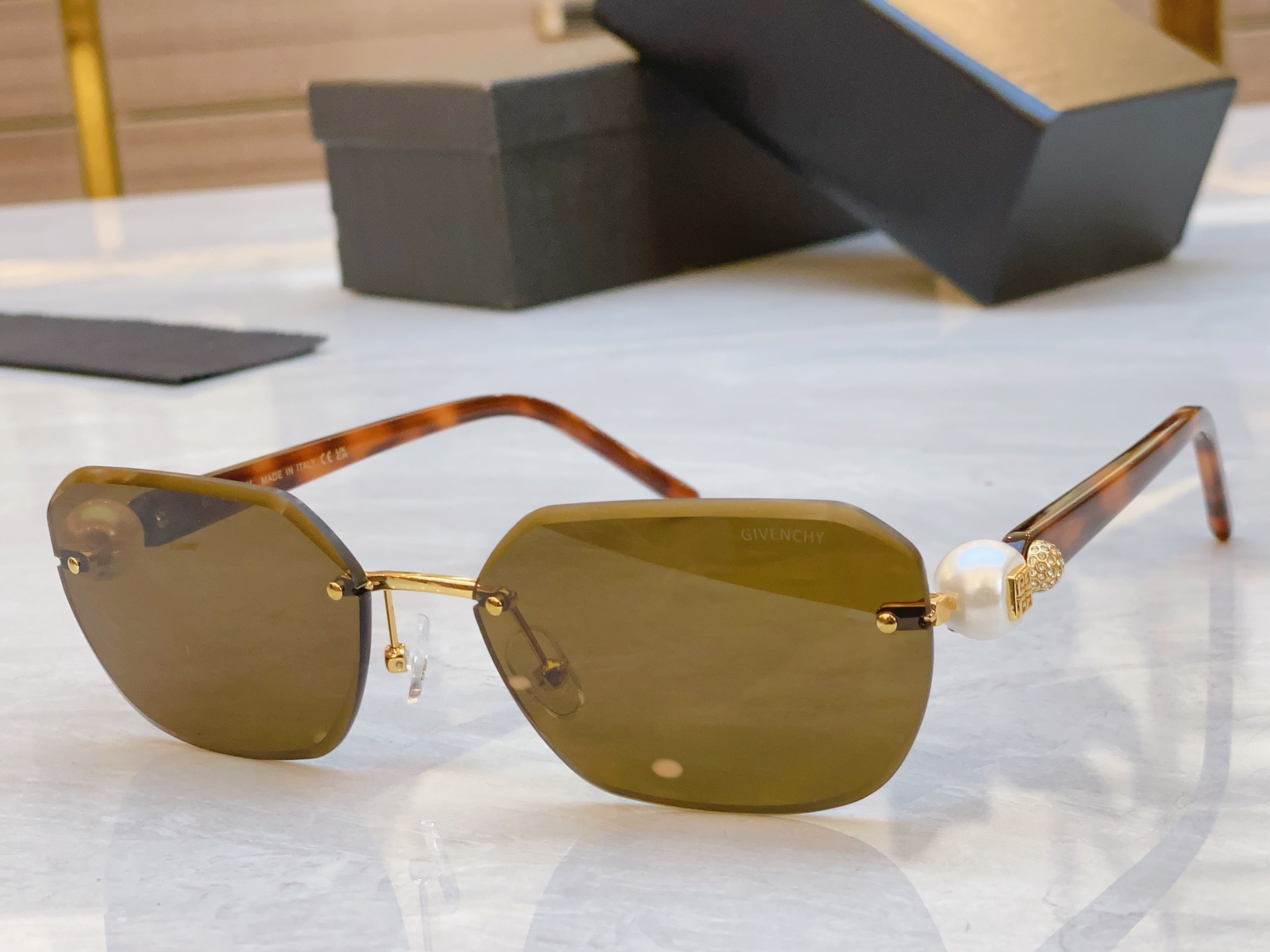 ，【GIVENCH*】纪梵*希新款太阳镜🕶️，MODEL：GV4010M，SIZE：61口17-140