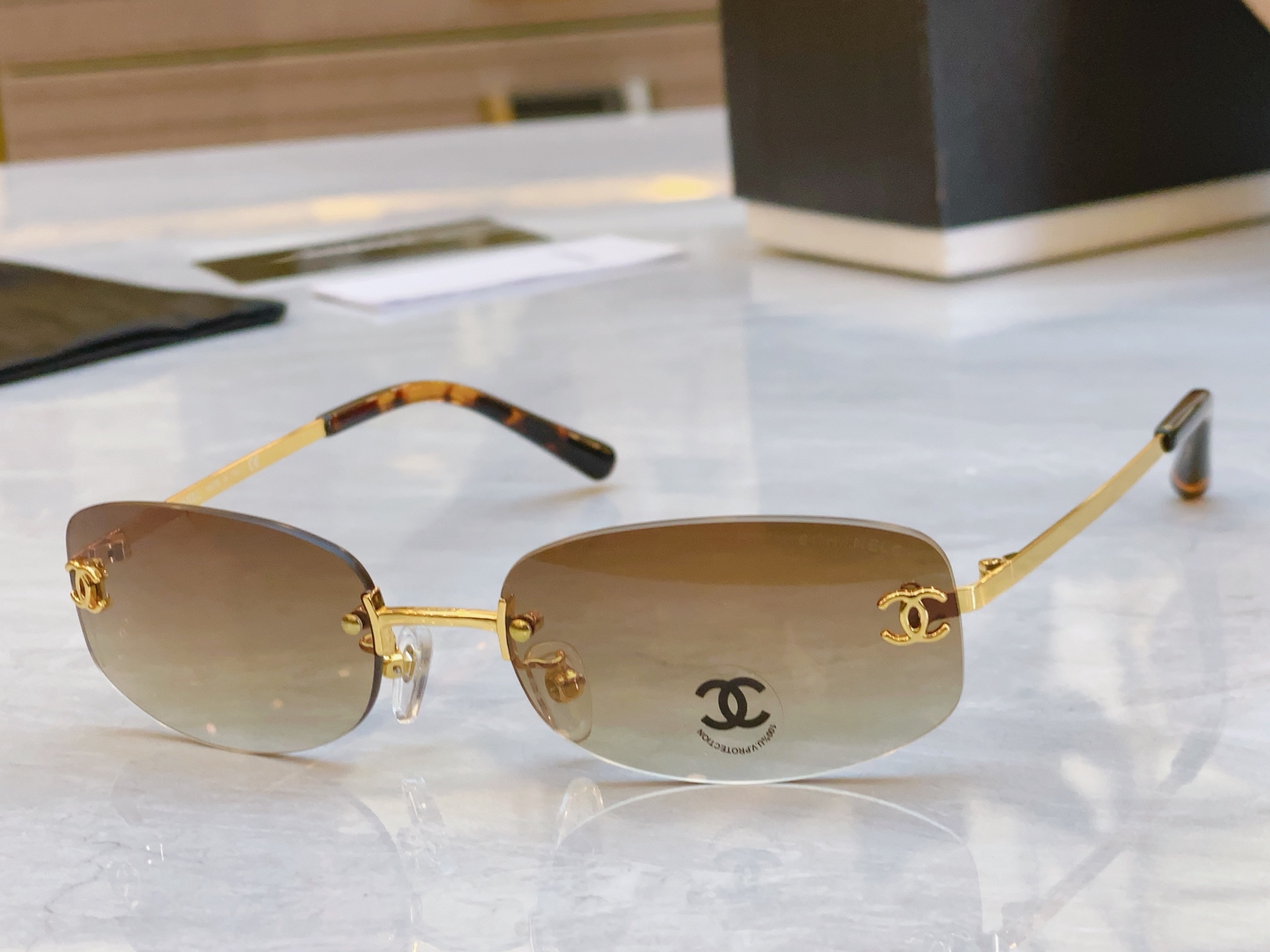 ，【CHANE*】香奈儿新款太阳镜🕶️🕶️，MODEL：CH4002，SIZE：54口18-135