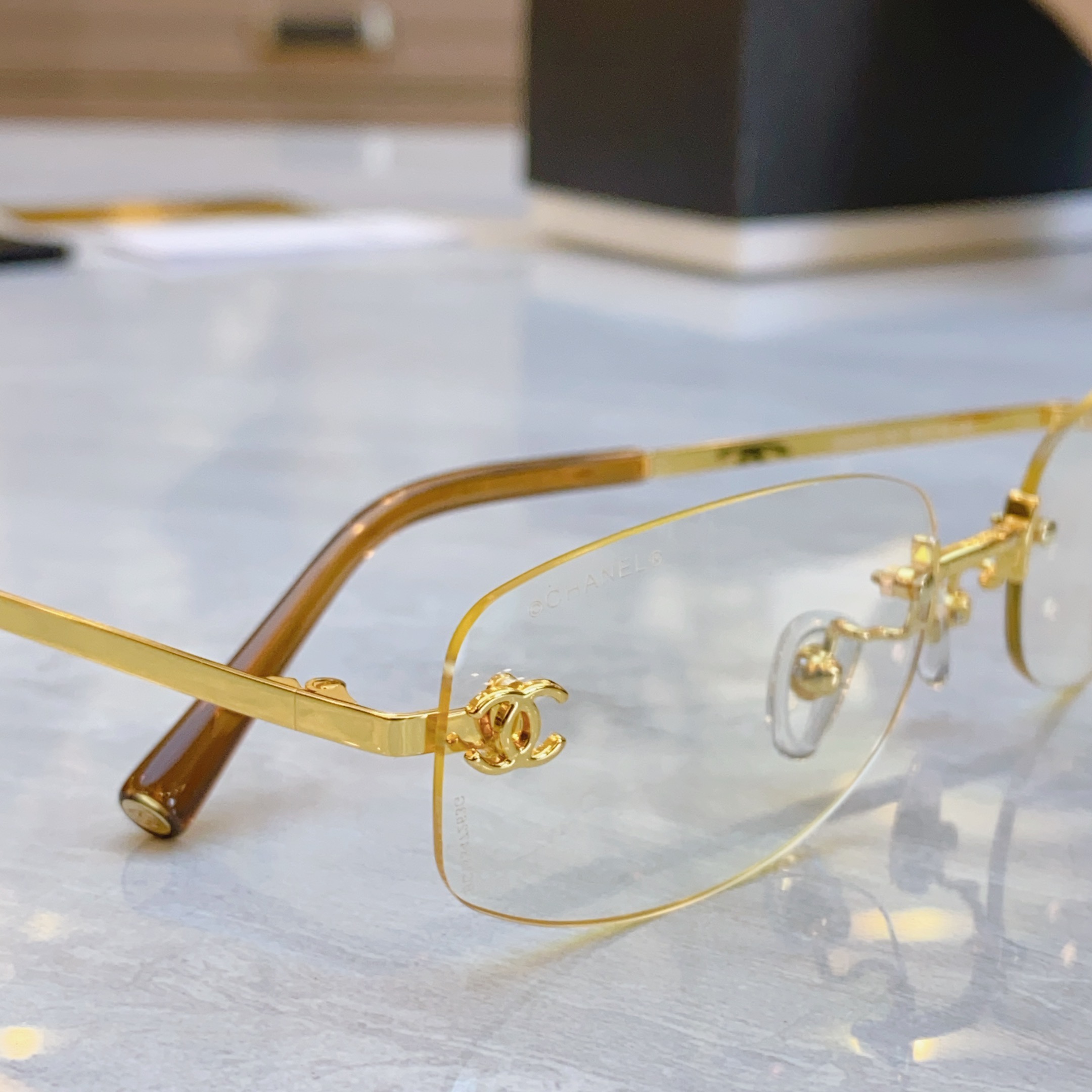 ，【CHANE*】香奈儿新款太阳镜🕶️🕶️，MODEL：CH4002，SIZE：54口18-135