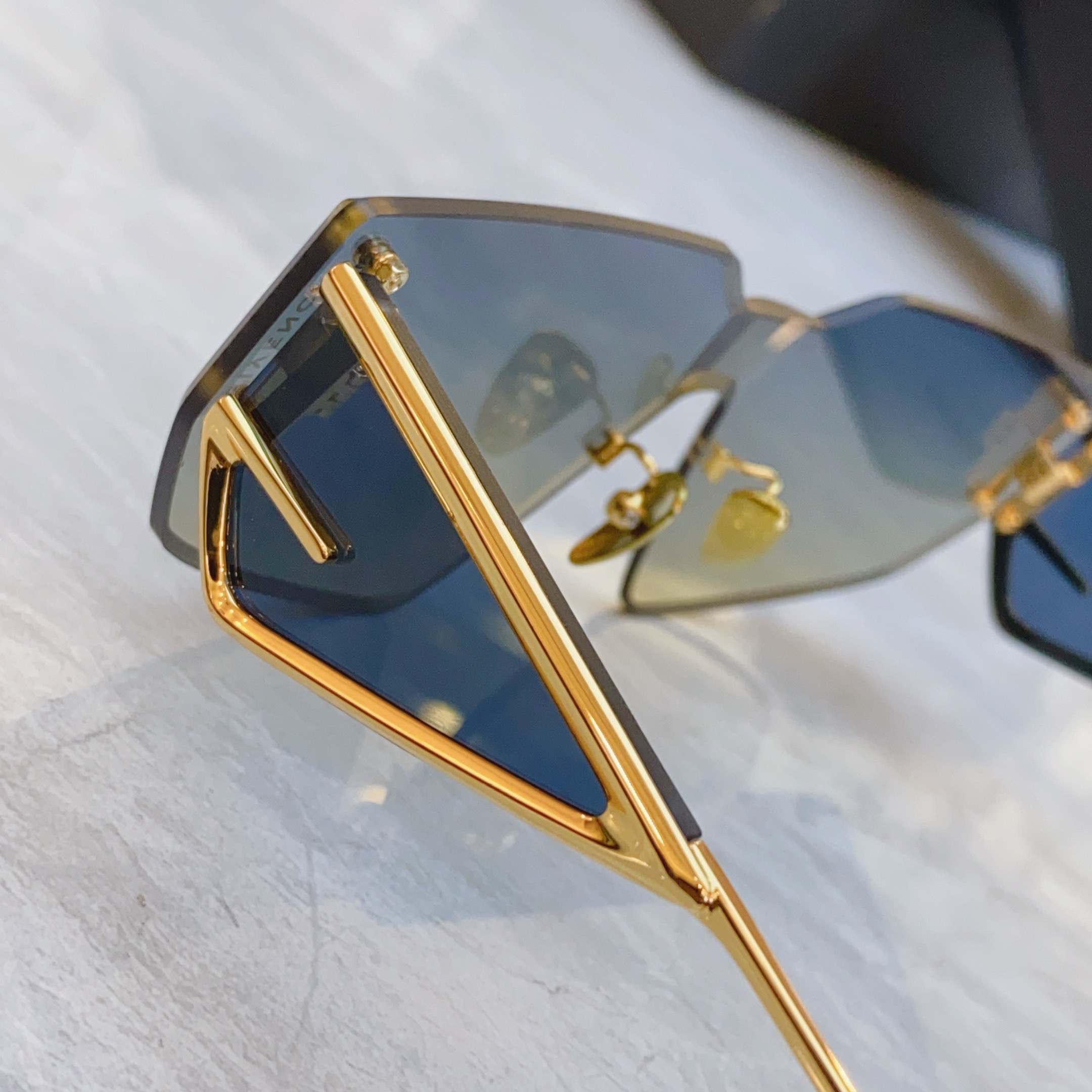 ，【GIVENCH*】纪梵*希新款太阳镜🕶️，MODEL：GV60016U，SIZE：147口0-138
