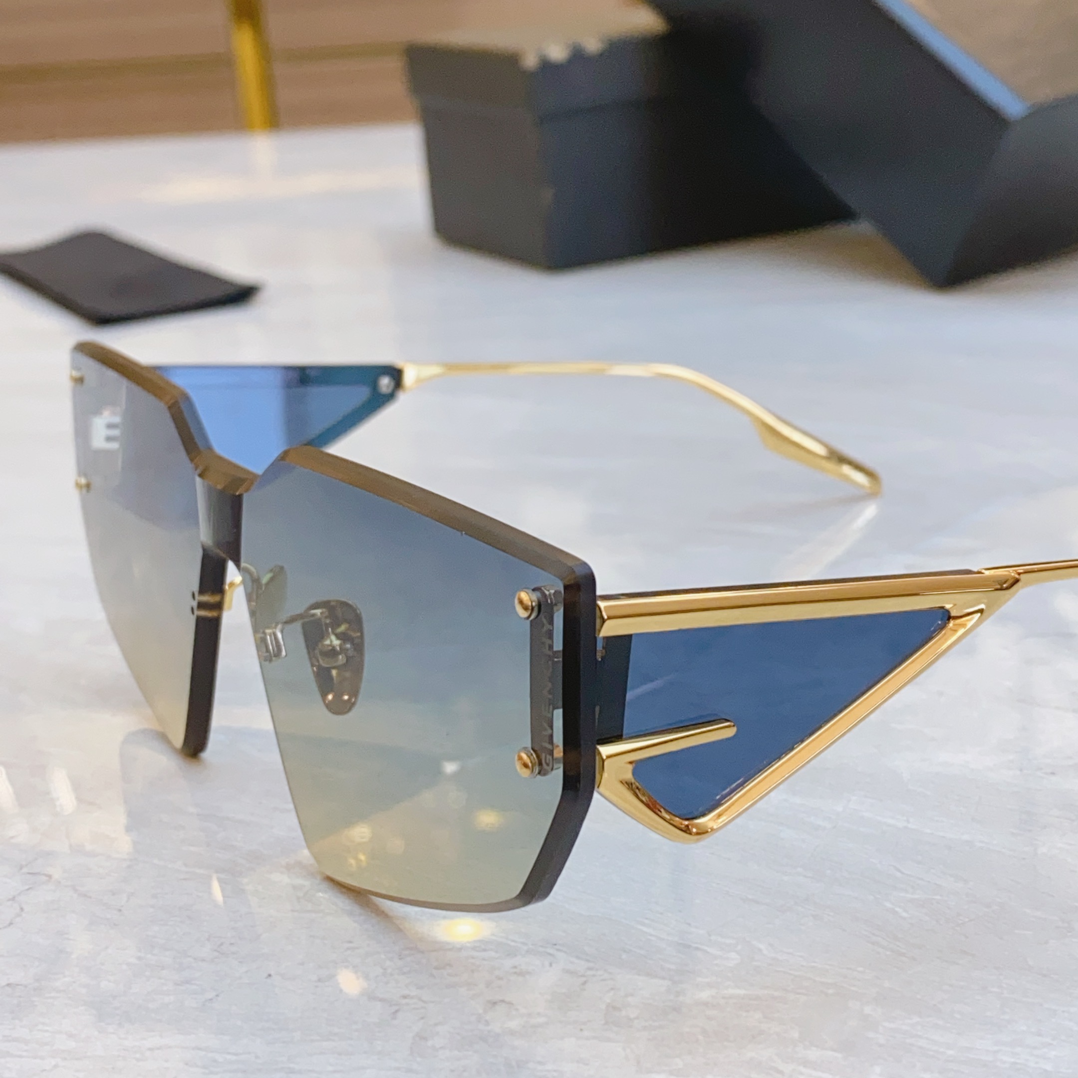 ，【GIVENCH*】纪梵*希新款太阳镜🕶️，MODEL：GV60016U，SIZE：147口0-138
