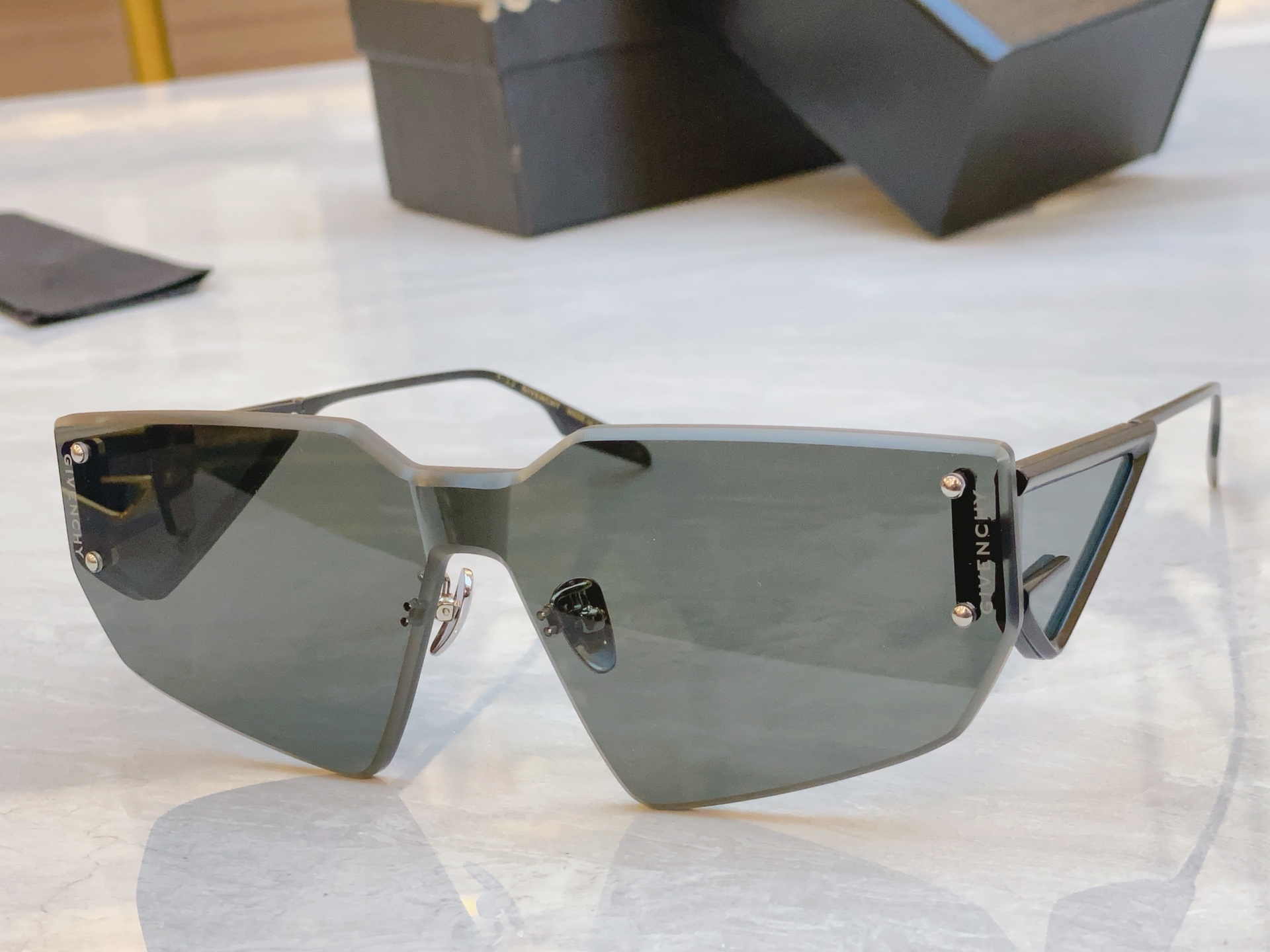 ，【GIVENCH*】纪梵*希新款太阳镜🕶️，MODEL：GV60016U，SIZE：147口0-138