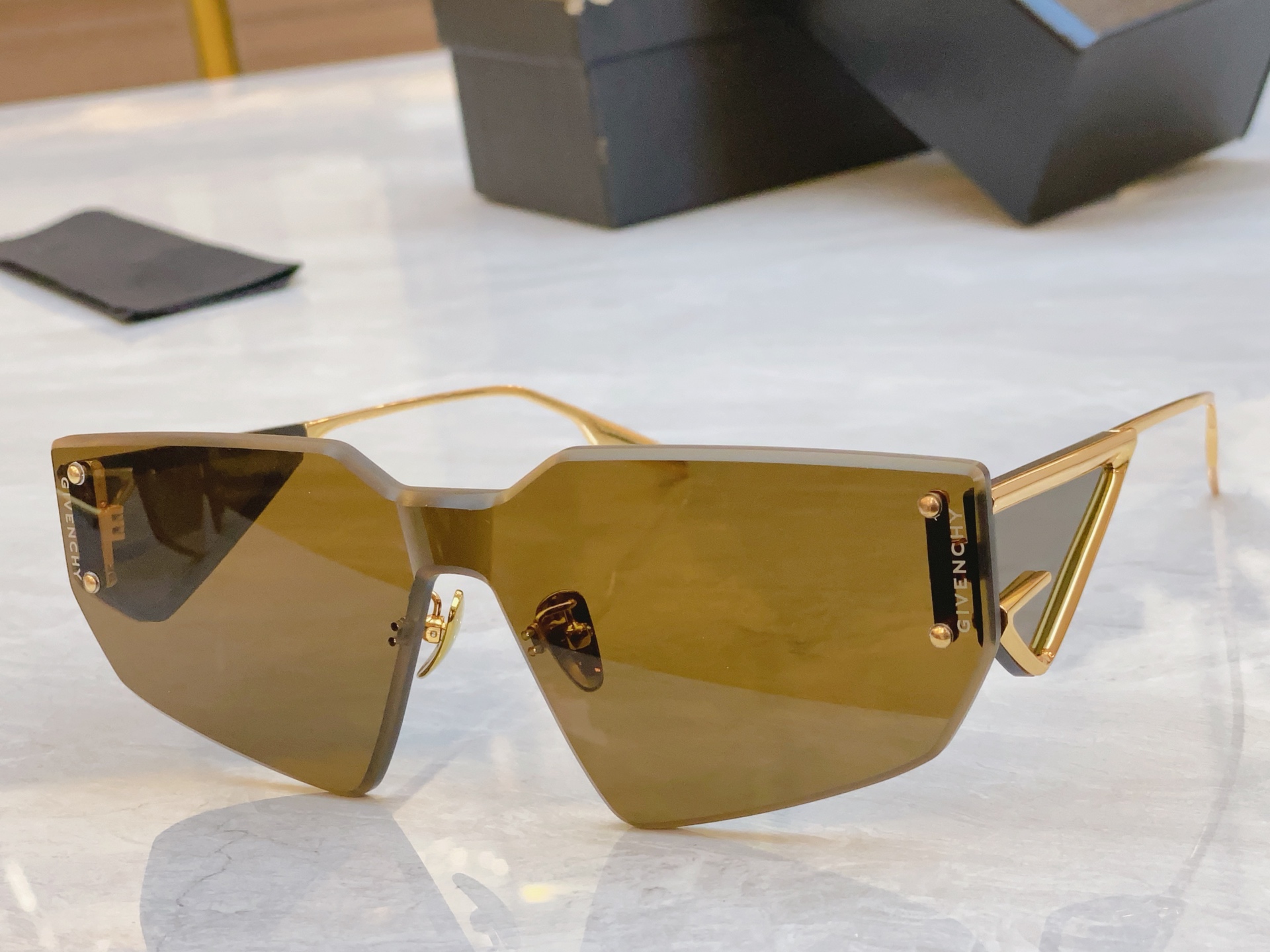 ，【GIVENCH*】纪梵*希新款太阳镜🕶️，MODEL：GV60016U，SIZE：147口0-138