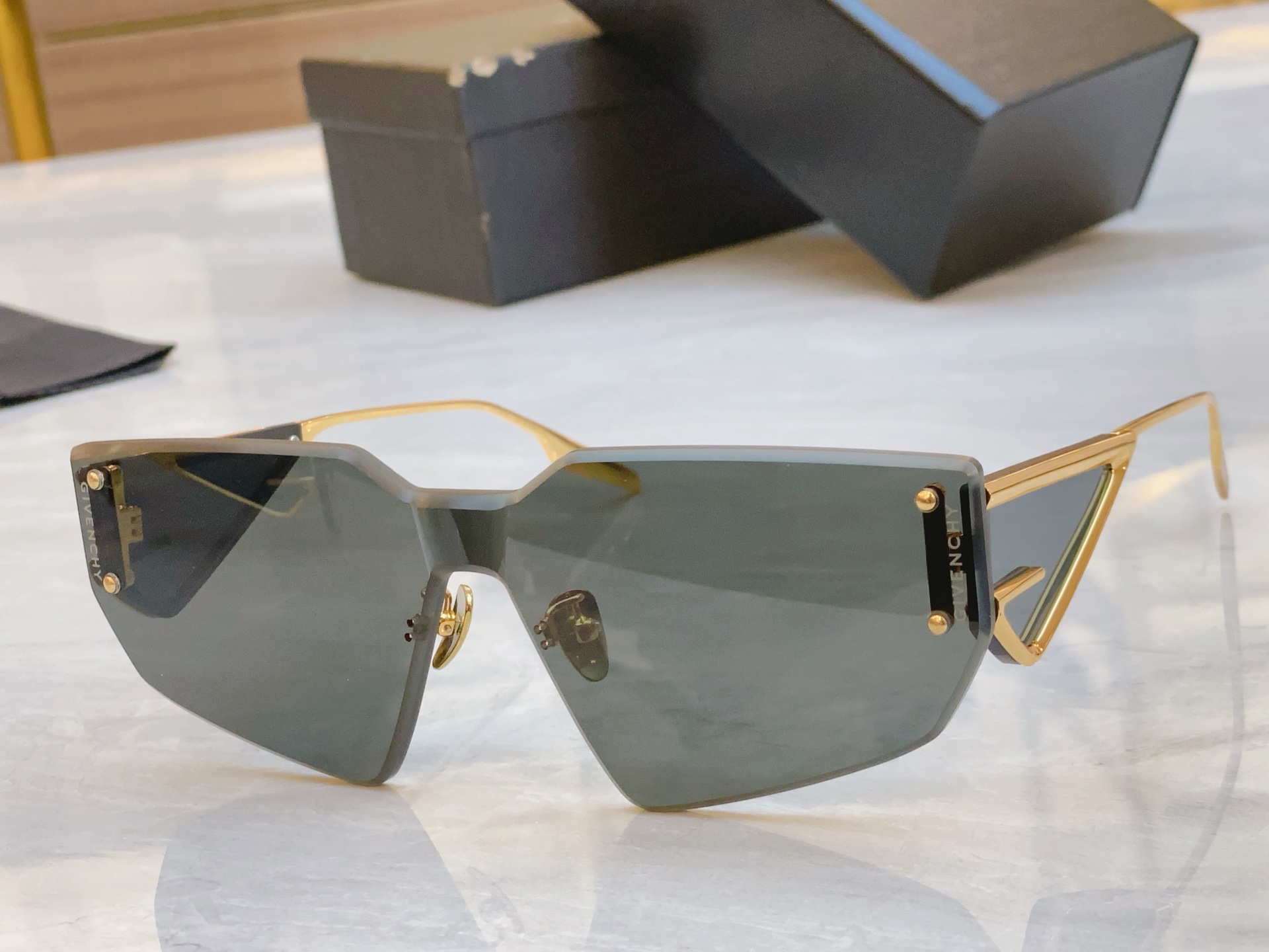 ，【GIVENCH*】纪梵*希新款太阳镜🕶️，MODEL：GV60016U，SIZE：147口0-138