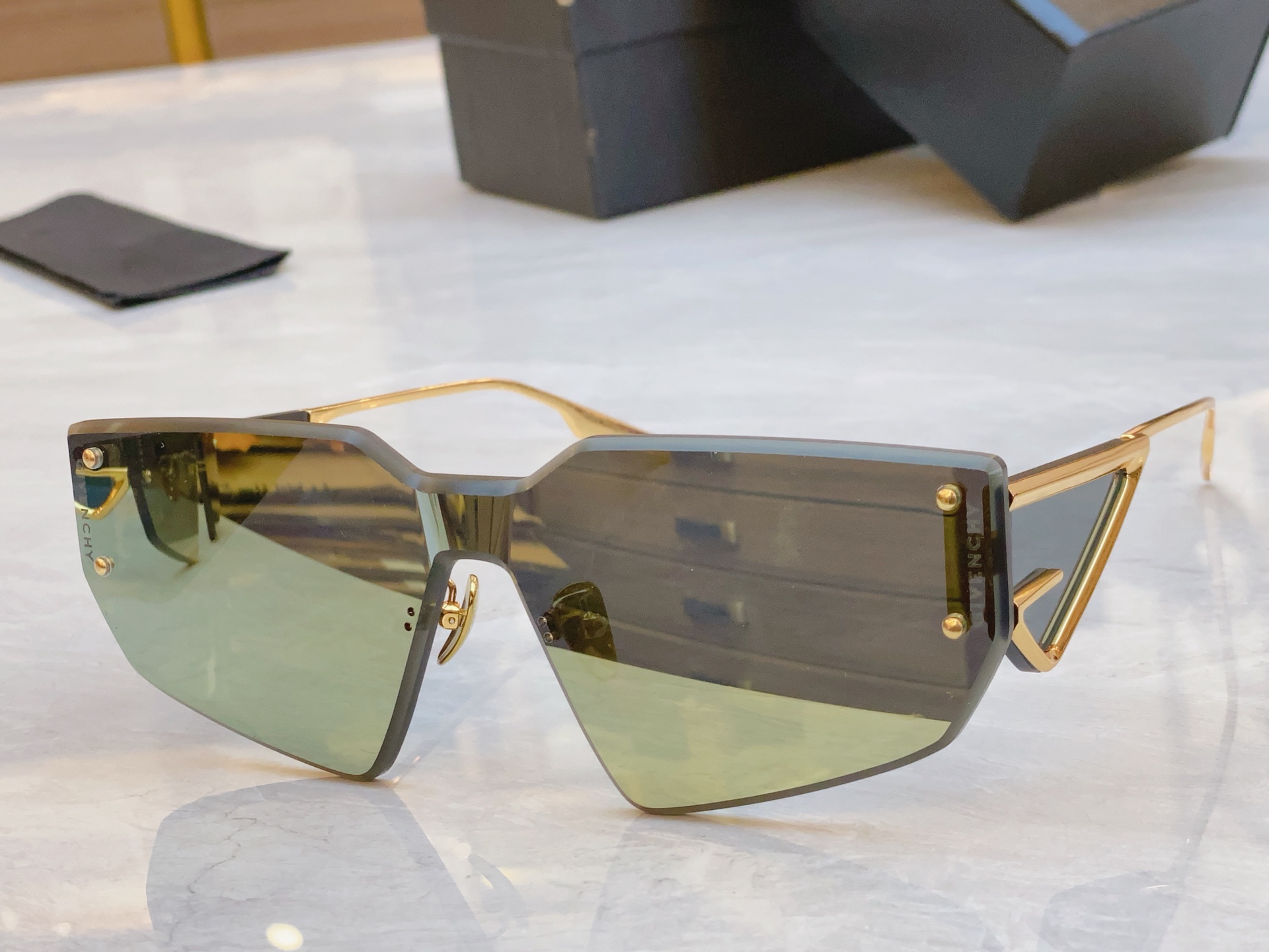 ，【GIVENCH*】纪梵*希新款太阳镜🕶️，MODEL：GV60016U，SIZE：147口0-138