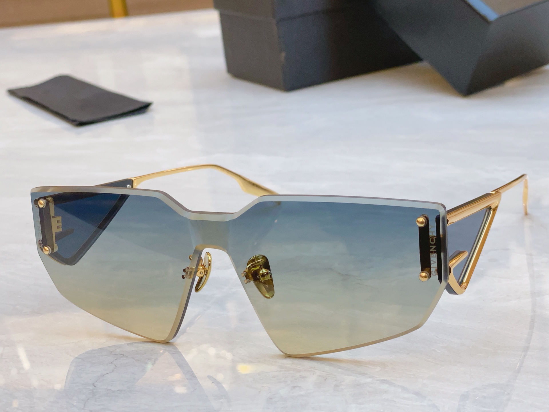 ，【GIVENCH*】纪梵*希新款太阳镜🕶️，MODEL：GV60016U，SIZE：147口0-138