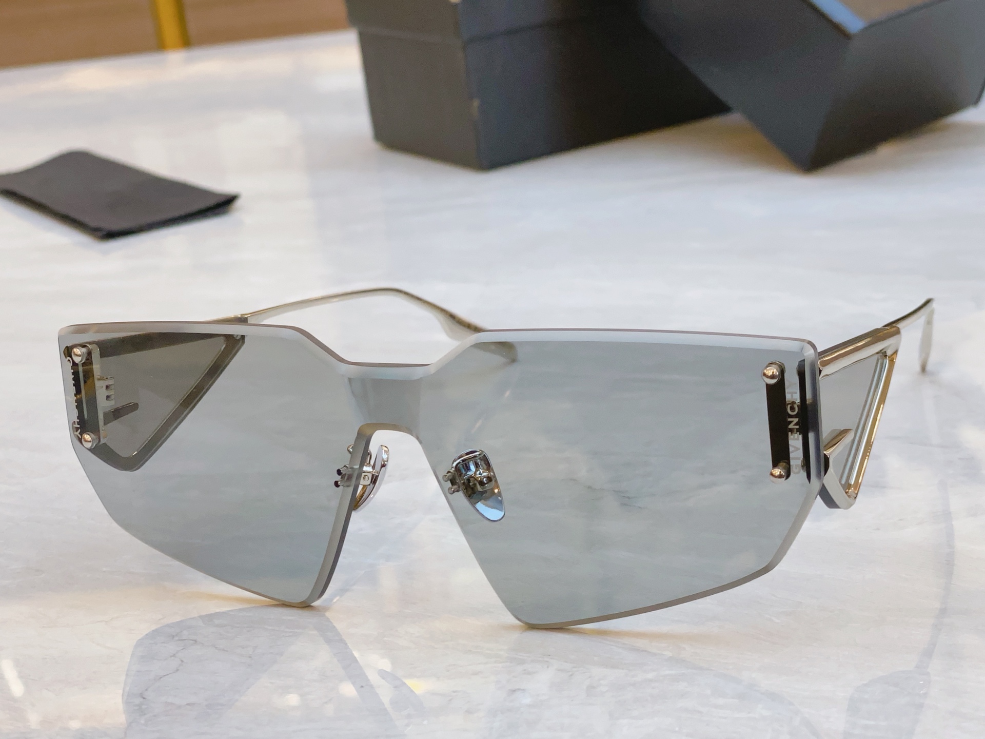 ，【GIVENCH*】纪梵*希新款太阳镜🕶️，MODEL：GV60016U，SIZE：147口0-138