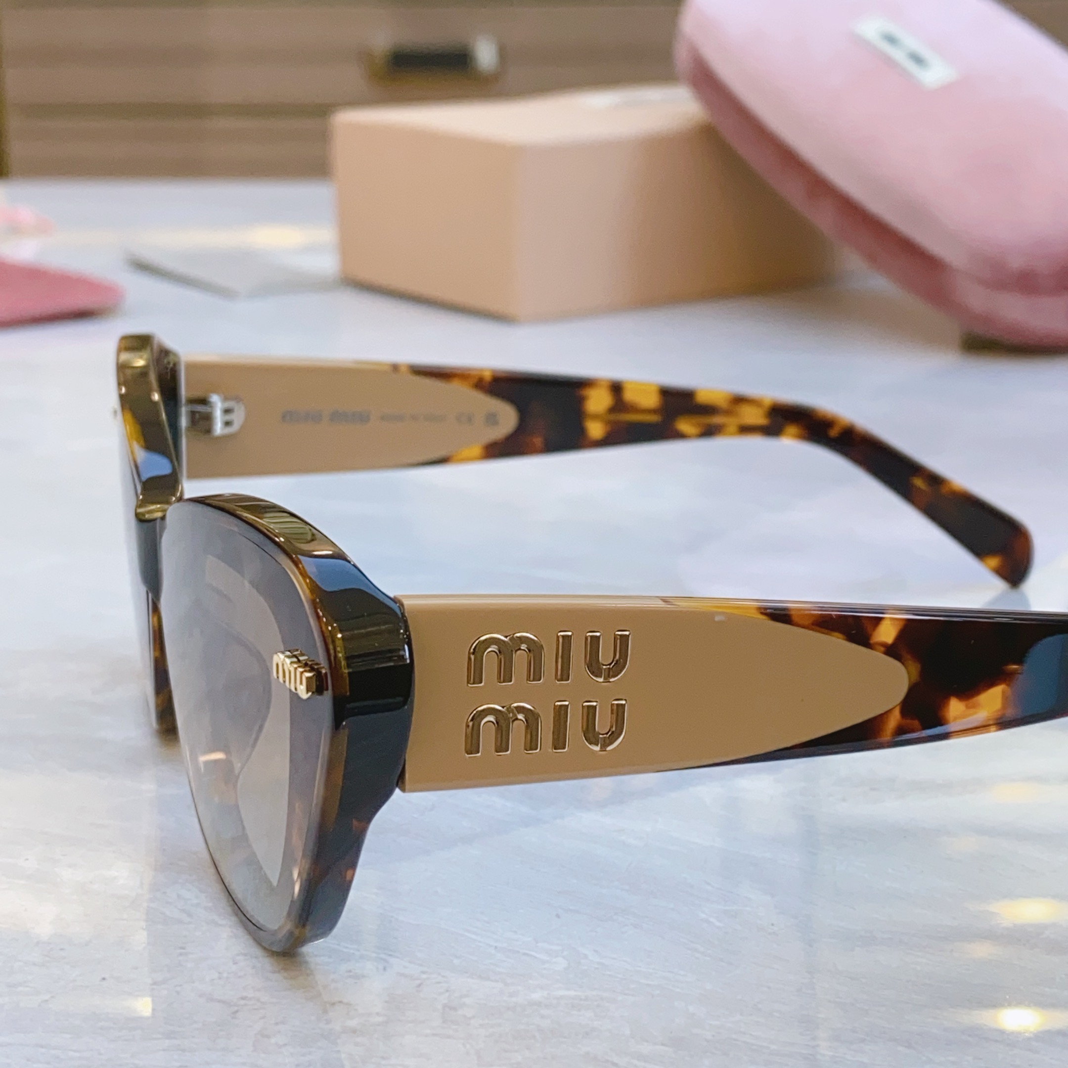 ，【MIUMI*】缪*缪新款太阳镜，ModMU 14KS，SIZE63-15-145