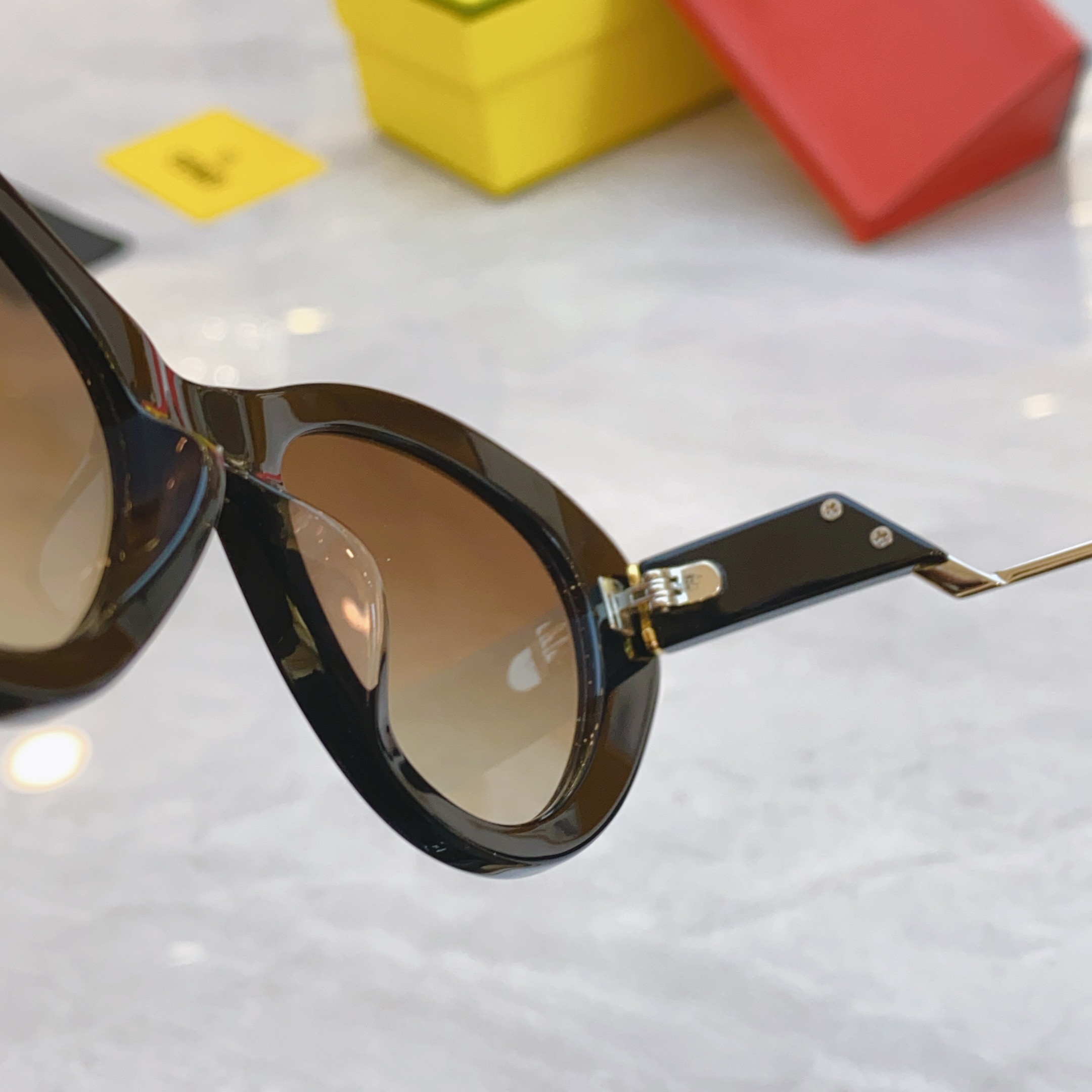 ，【FEN*】芬*迪新款太阳镜🕶️，
MODEL：FE3019，SIZE：52口20-142