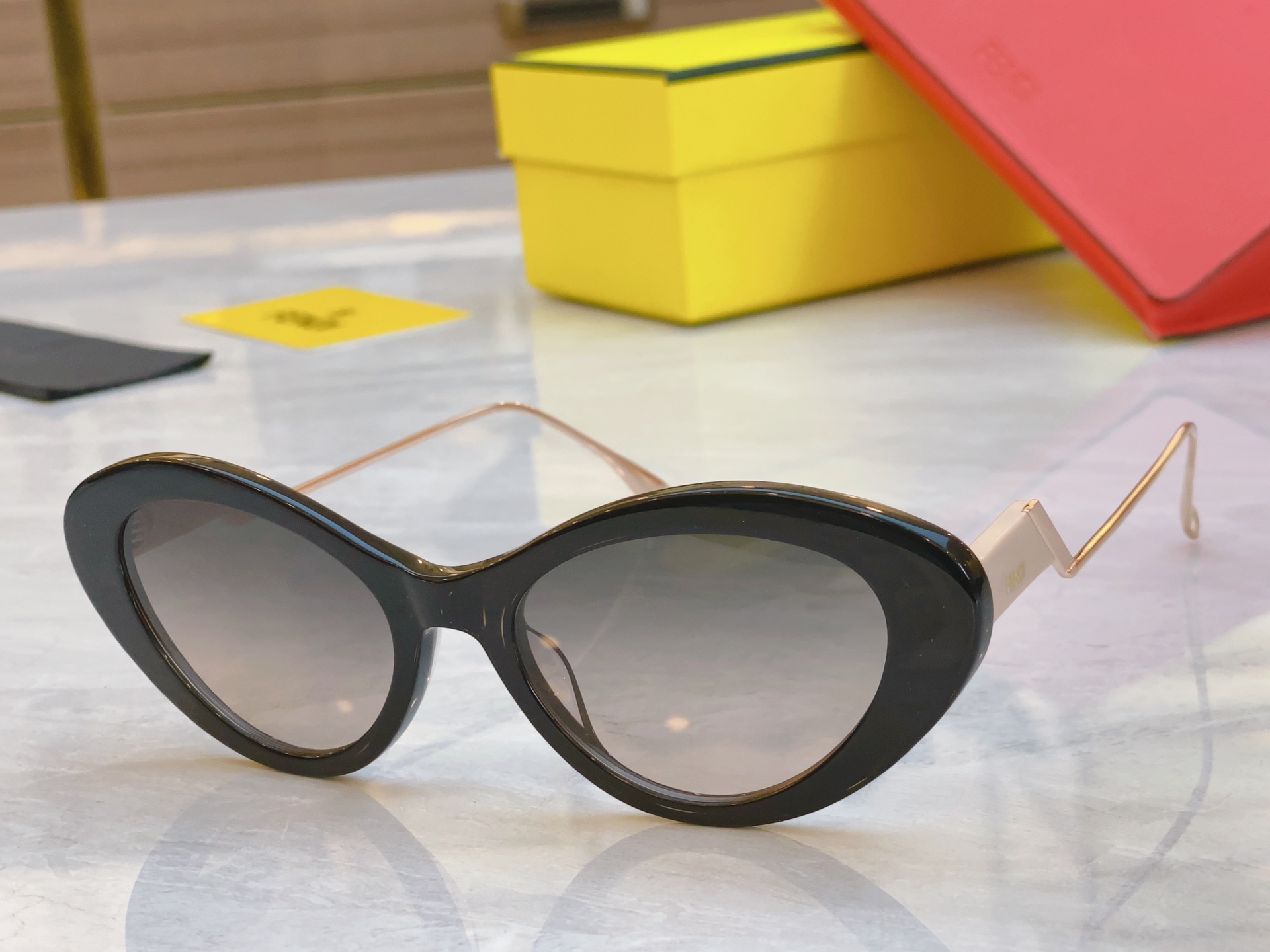 ，【FEN*】芬*迪新款太阳镜🕶️，
MODEL：FE3019，SIZE：52口20-142