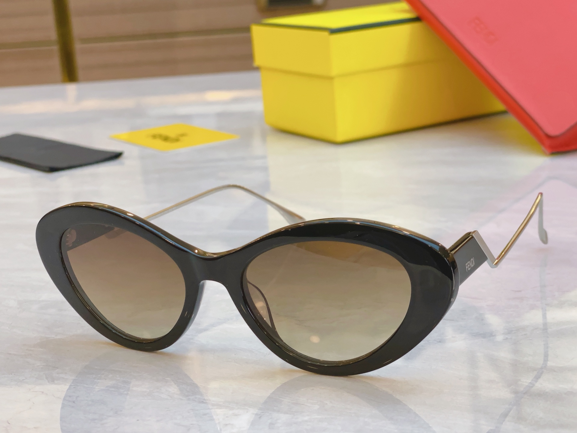 ，【FEN*】芬*迪新款太阳镜🕶️，
MODEL：FE3019，SIZE：52口20-142