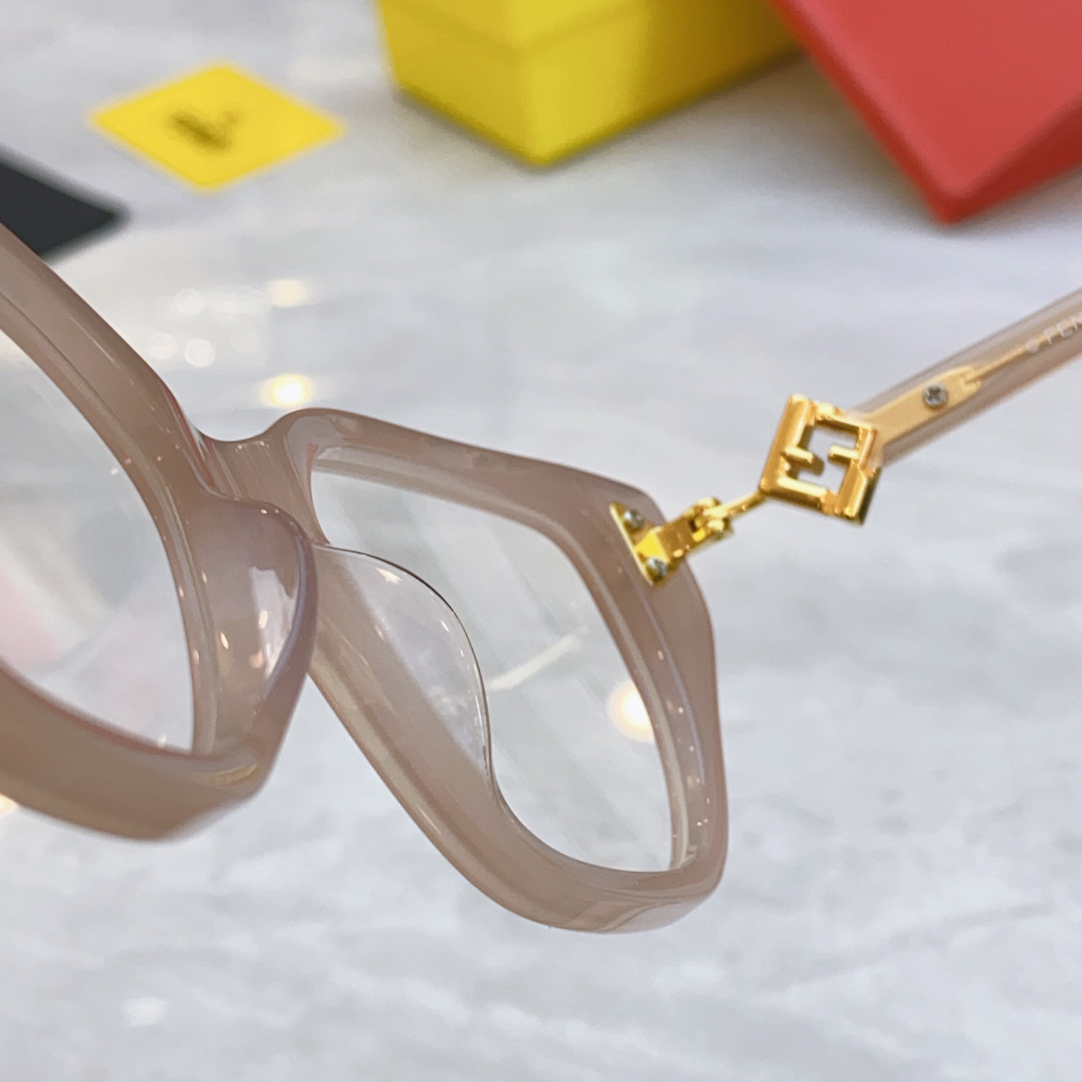 ，【FEN*】芬*迪新款太阳镜🕶️，
MODEL：FE50100I，SIZE：53口16-145