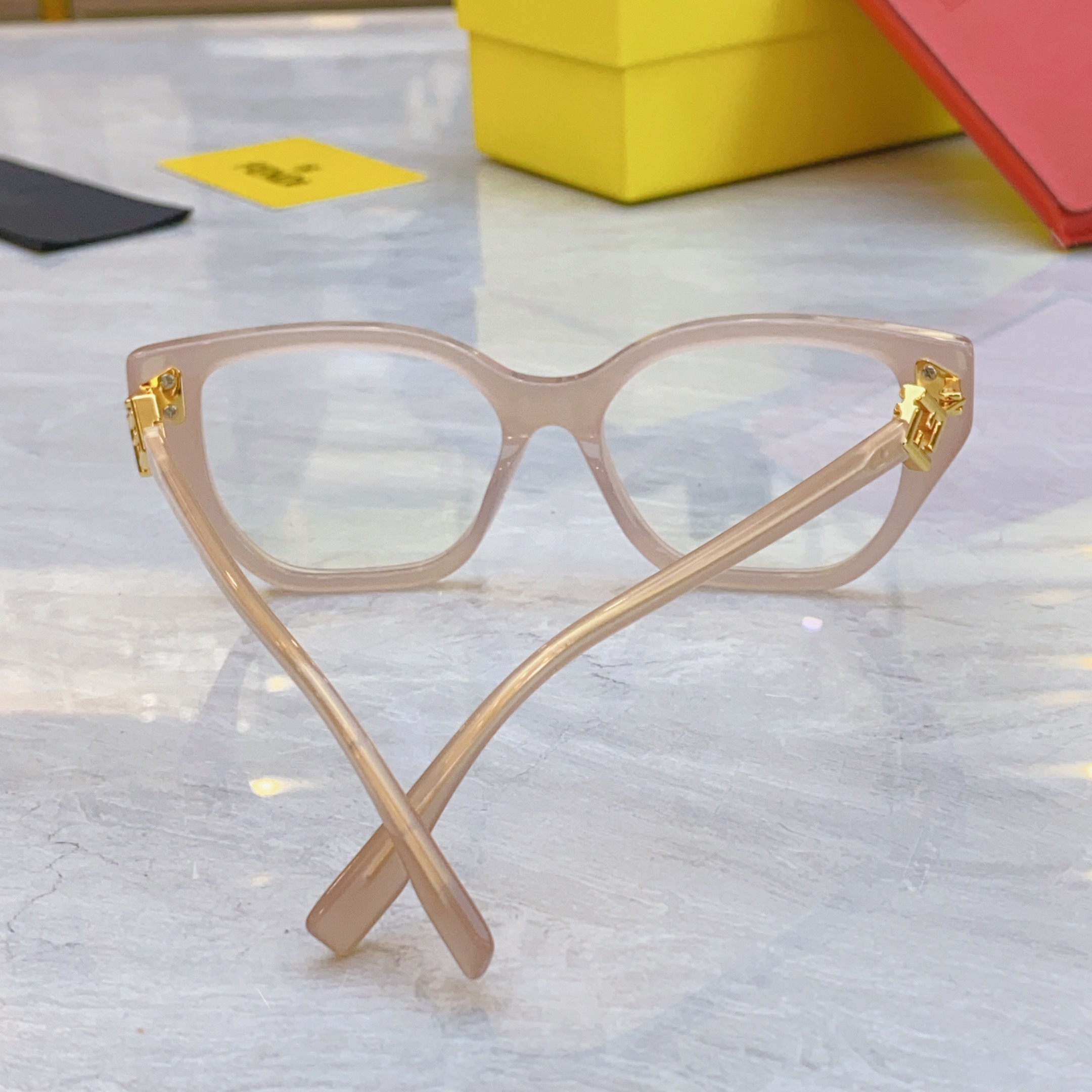 ，【FEN*】芬*迪新款太阳镜🕶️，
MODEL：FE50100I，SIZE：53口16-145