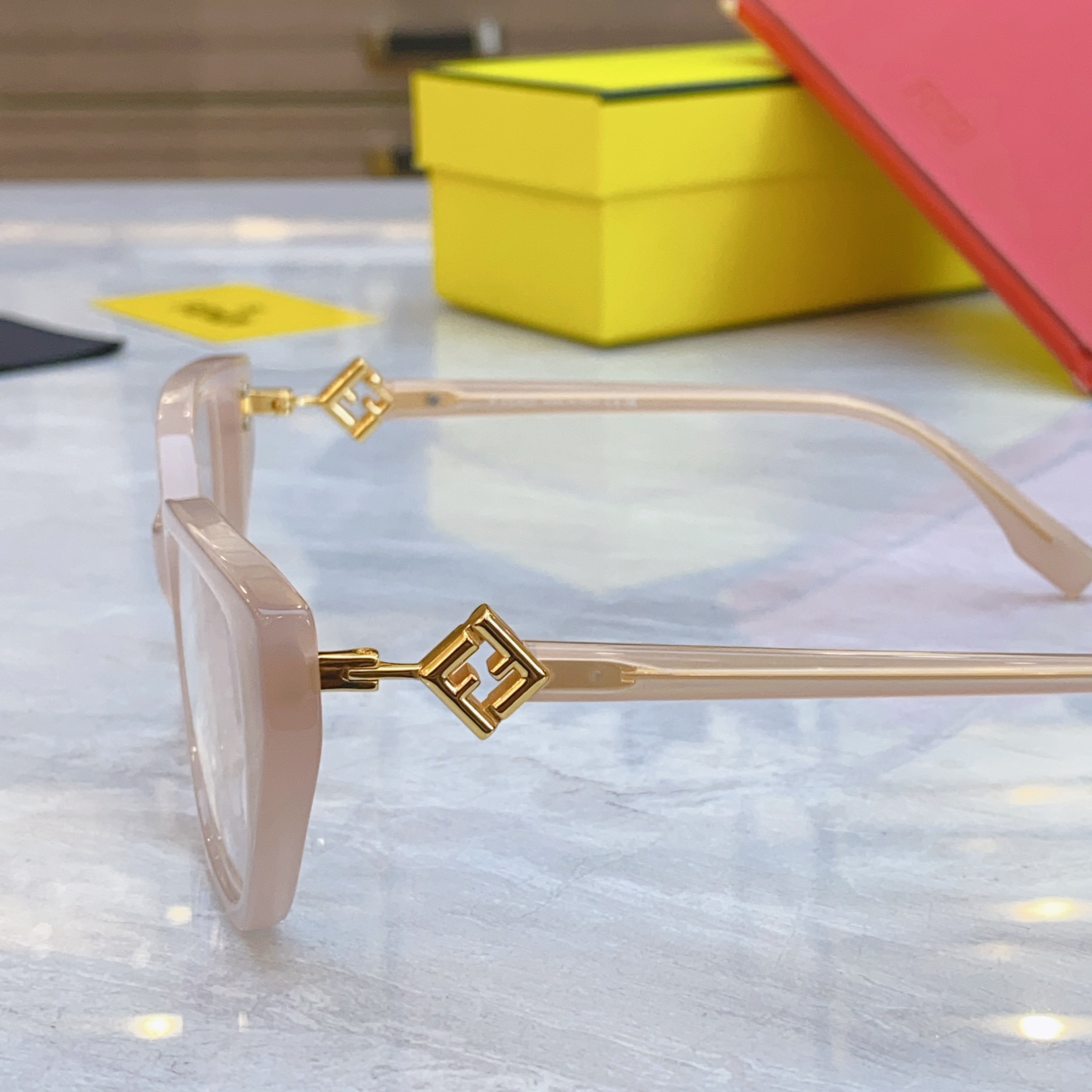 ，【FEN*】芬*迪新款太阳镜🕶️，
MODEL：FE50100I，SIZE：53口16-145