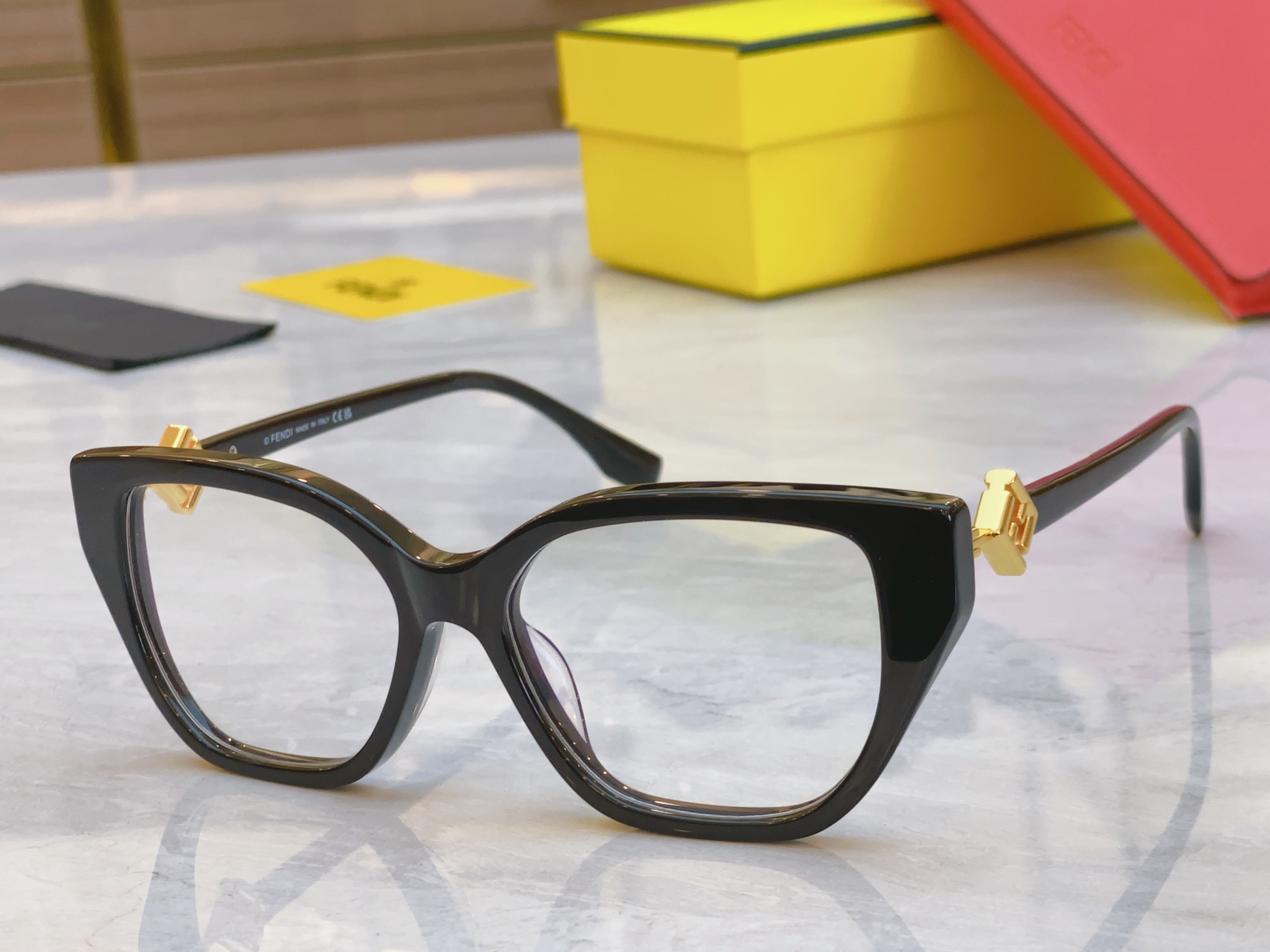 ，【FEN*】芬*迪新款太阳镜🕶️，
MODEL：FE50100I，SIZE：53口16-145
