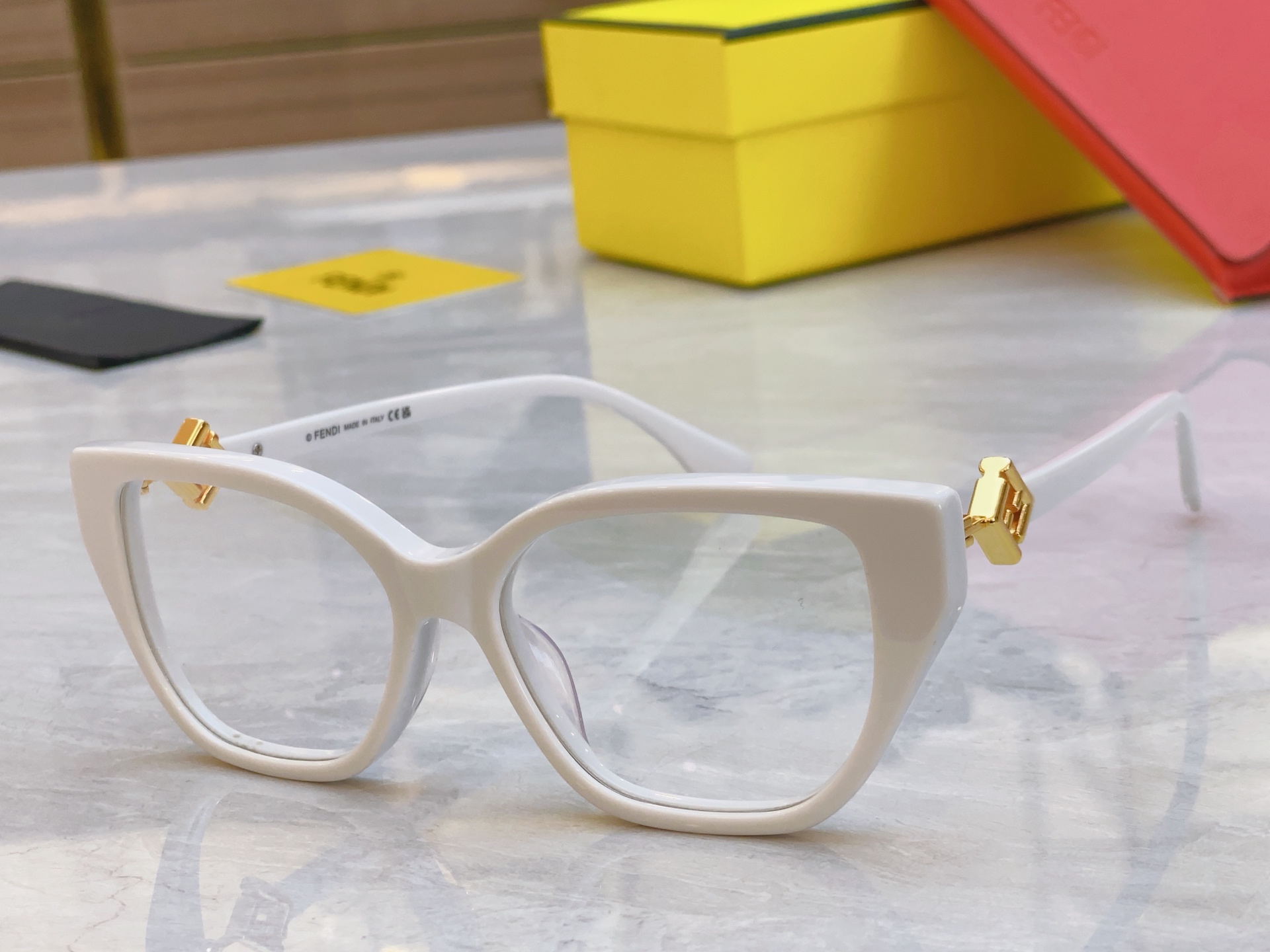 ，【FEN*】芬*迪新款太阳镜🕶️，
MODEL：FE50100I，SIZE：53口16-145