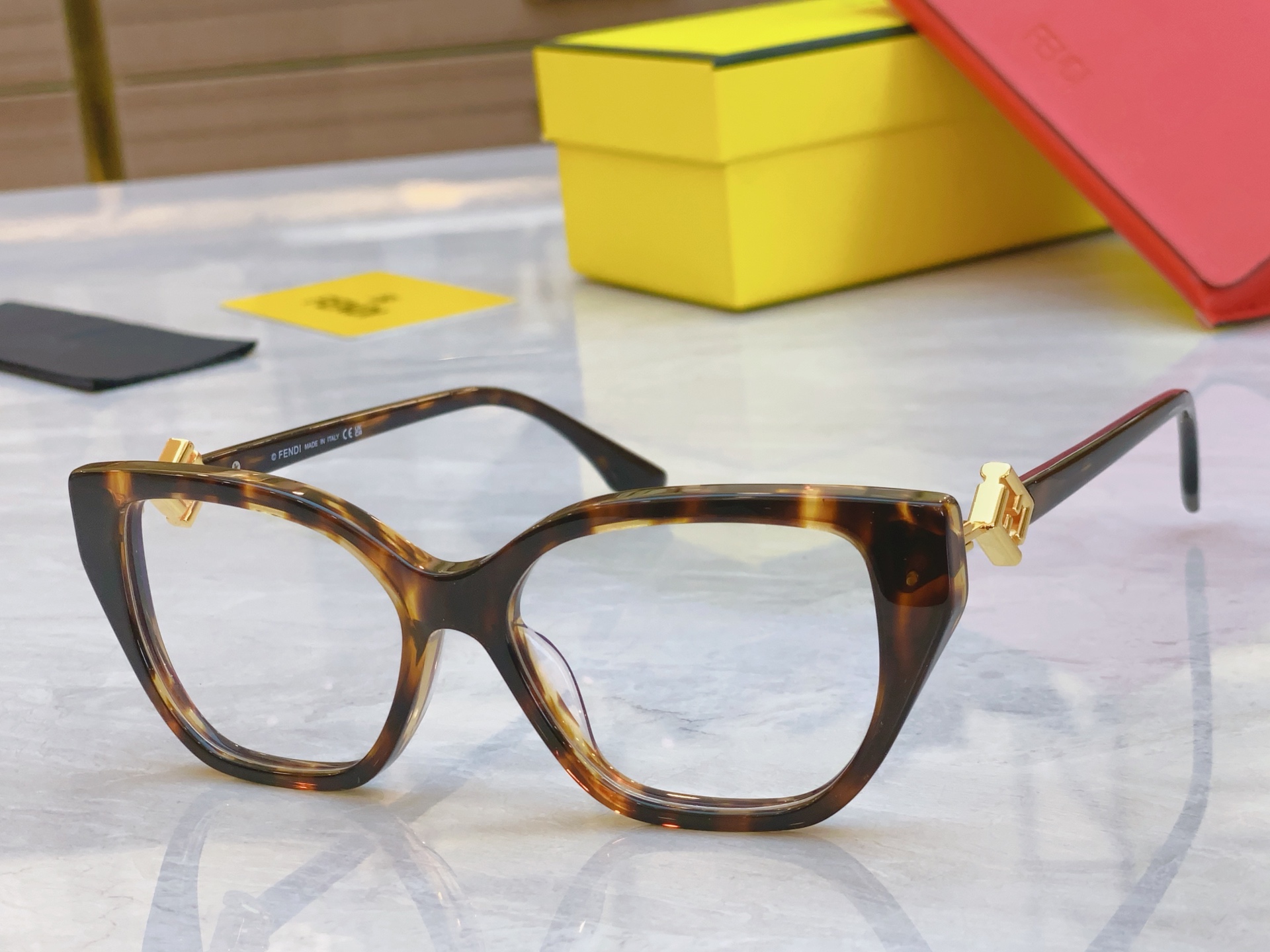 ，【FEN*】芬*迪新款太阳镜🕶️，
MODEL：FE50100I，SIZE：53口16-145