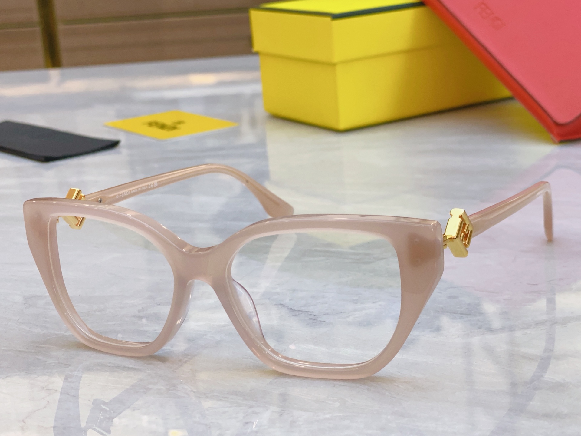 ，【FEN*】芬*迪新款太阳镜🕶️，
MODEL：FE50100I，SIZE：53口16-145
