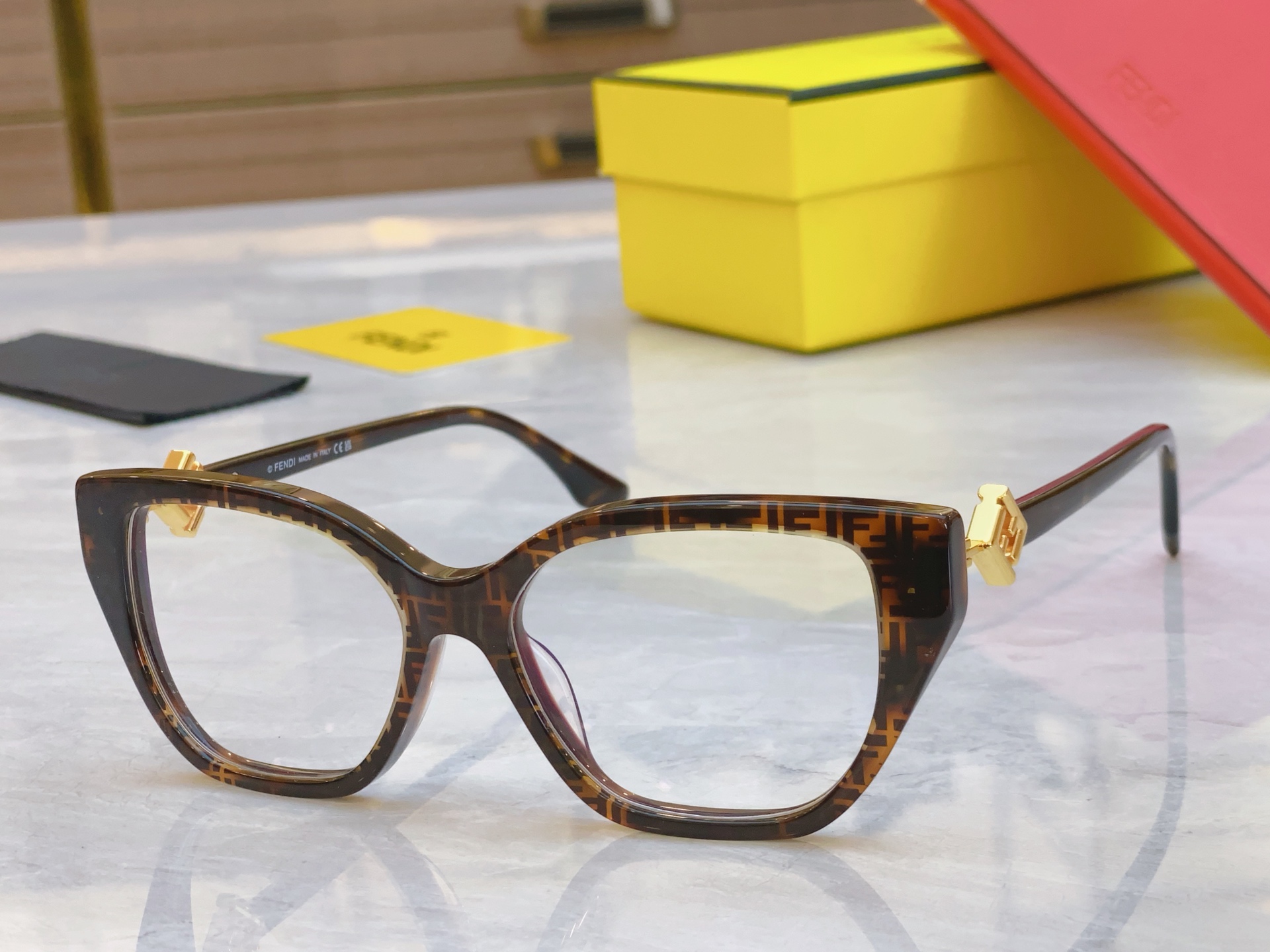 ，【FEN*】芬*迪新款太阳镜🕶️，
MODEL：FE50100I，SIZE：53口16-145
