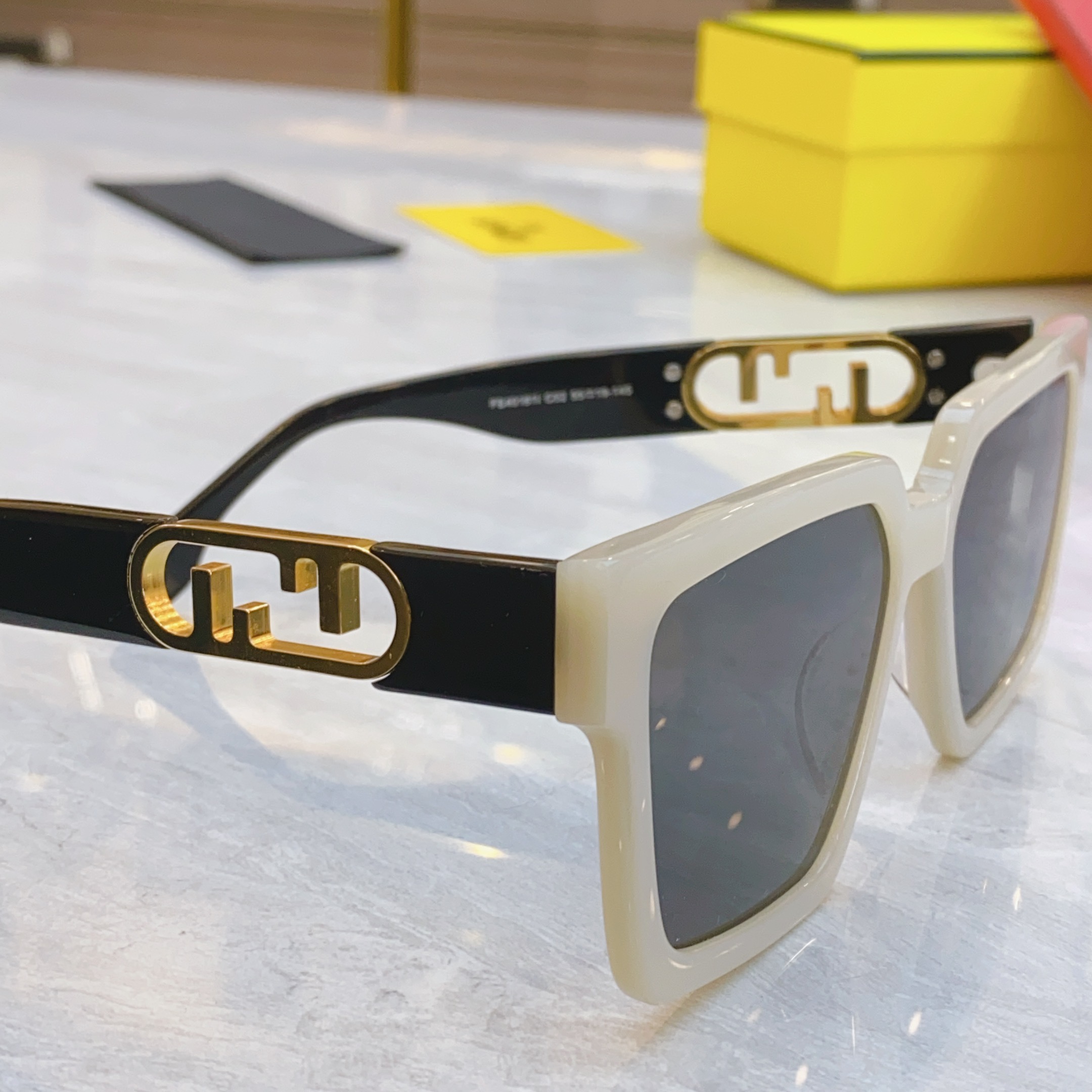 ，【FEN*】芬*迪新款太阳镜🕶️，
MODEL：FE40181I，SIZE：55口19-145