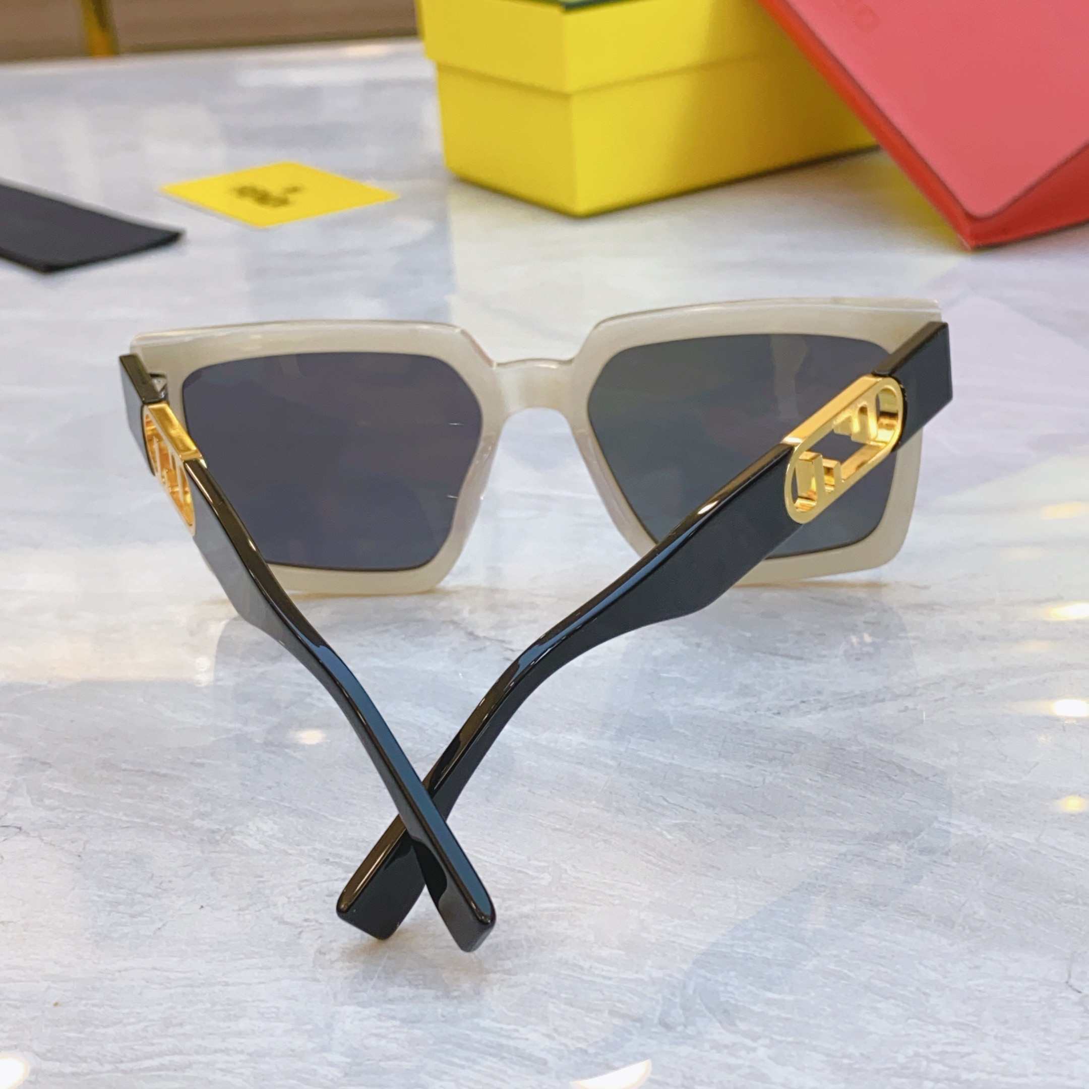 ，【FEN*】芬*迪新款太阳镜🕶️，
MODEL：FE40181I，SIZE：55口19-145