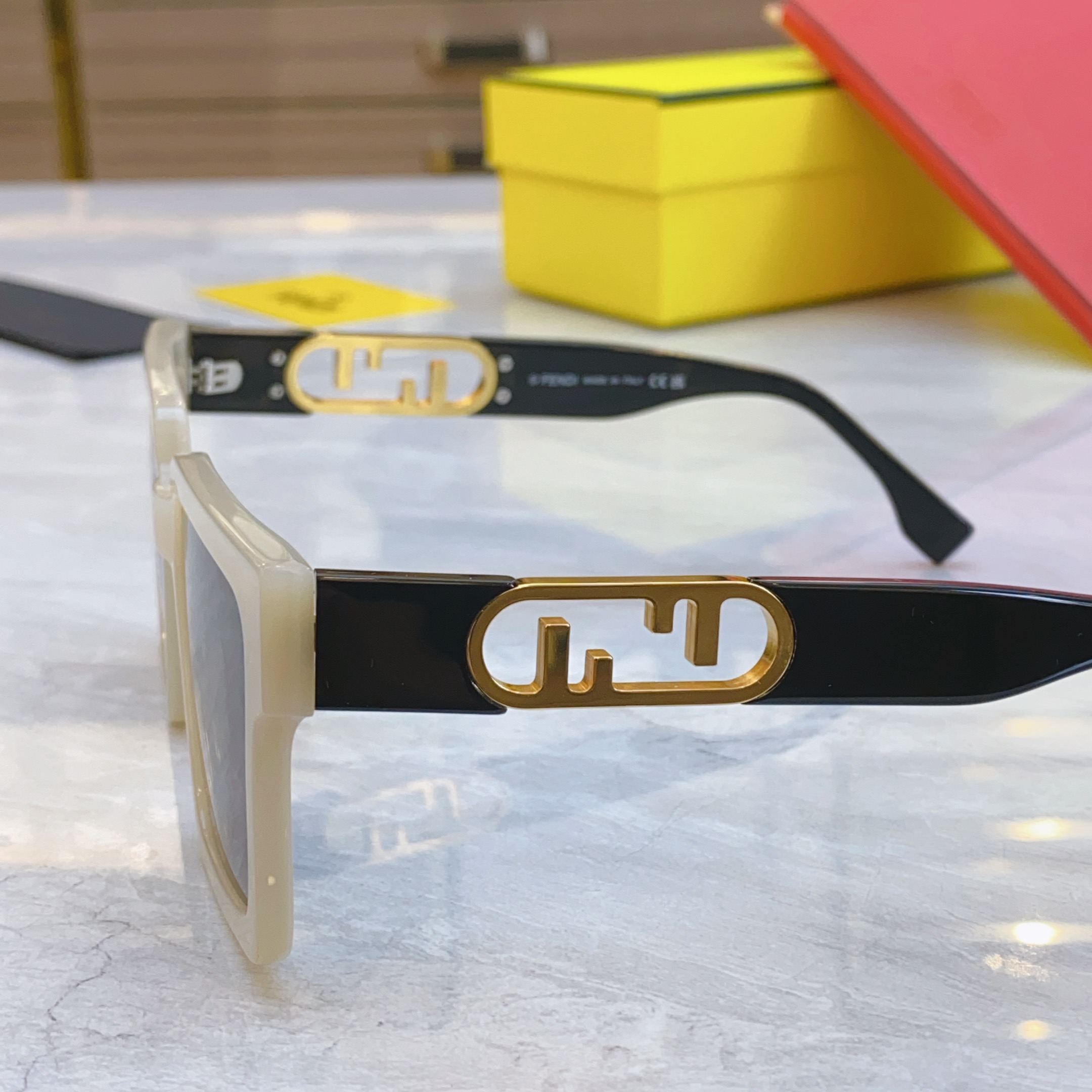 ，【FEN*】芬*迪新款太阳镜🕶️，
MODEL：FE40181I，SIZE：55口19-145