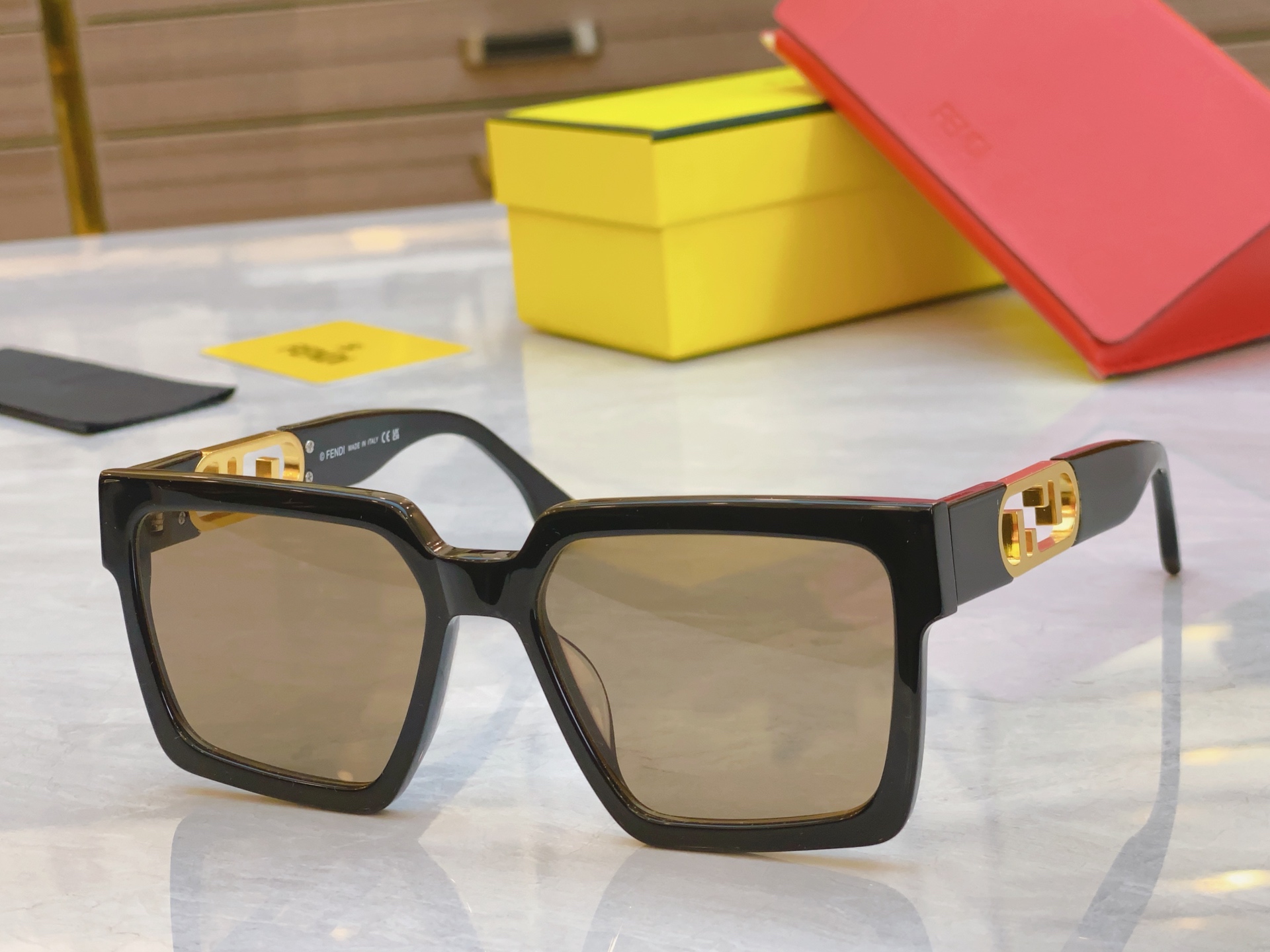 ，【FEN*】芬*迪新款太阳镜🕶️，
MODEL：FE40181I，SIZE：55口19-145