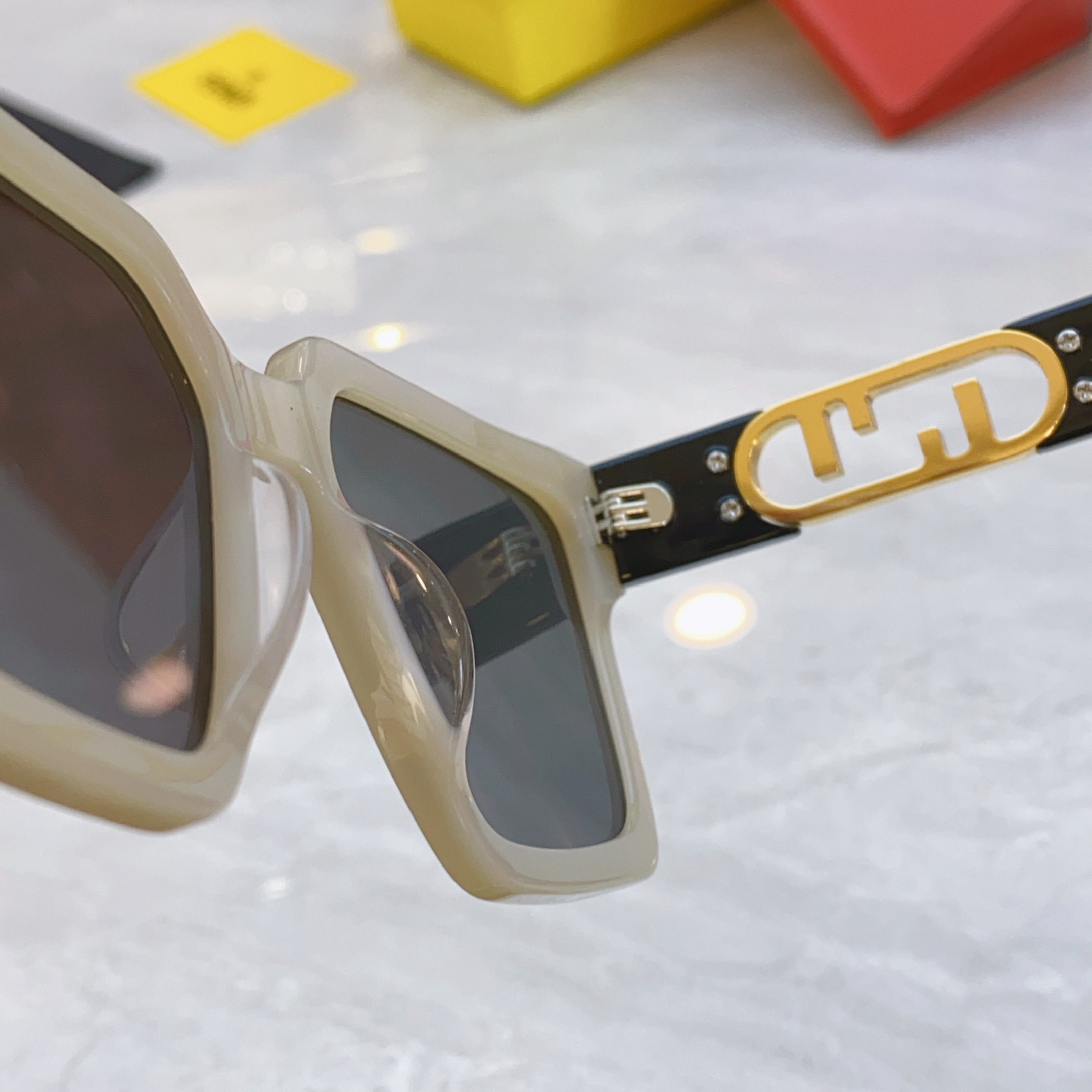 ，【FEN*】芬*迪新款太阳镜🕶️，
MODEL：FE40181I，SIZE：55口19-145